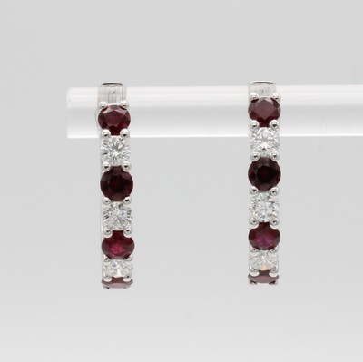 26996741a - Paar Klappcreolen mit Rubinen und Brillanten, WG 750/000, fac. Rubine ca. 0.92 ct, 6 ...