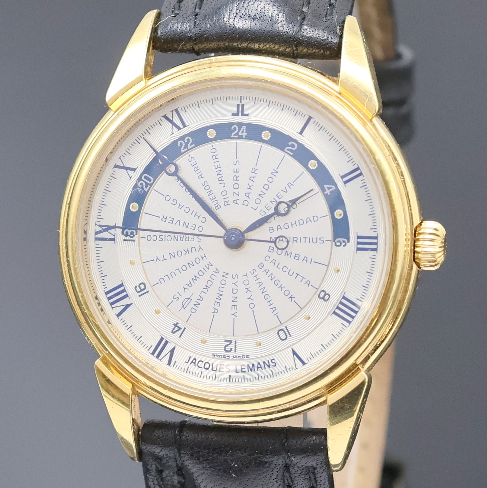 Detail a: JAQUES LEMANS Herrenarmbanduhr Worldtimer Referenz 607, Schweiz um 1995, Automatik, verg. Geh. beids. vergl., Boden aufgedr., silb. Zifferbl., im ...