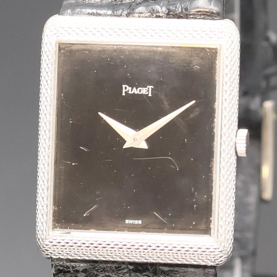 Detail a: PIAGET Protocole Armbanduhr in WG 750/000 Referenz 9152, Schweiz 1960, Handaufzug, Boden aufgedr., Lünette guill./strukt., orig. Lederband m. ...
