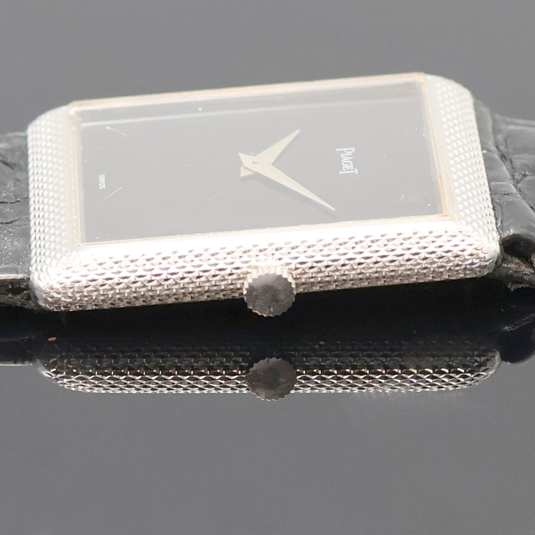 Detail d: PIAGET Protocole Armbanduhr in WG 750/000 Referenz 9152, Schweiz 1960, Handaufzug, Boden aufgedr., Lünette guill./strukt., orig. Lederband m. ...