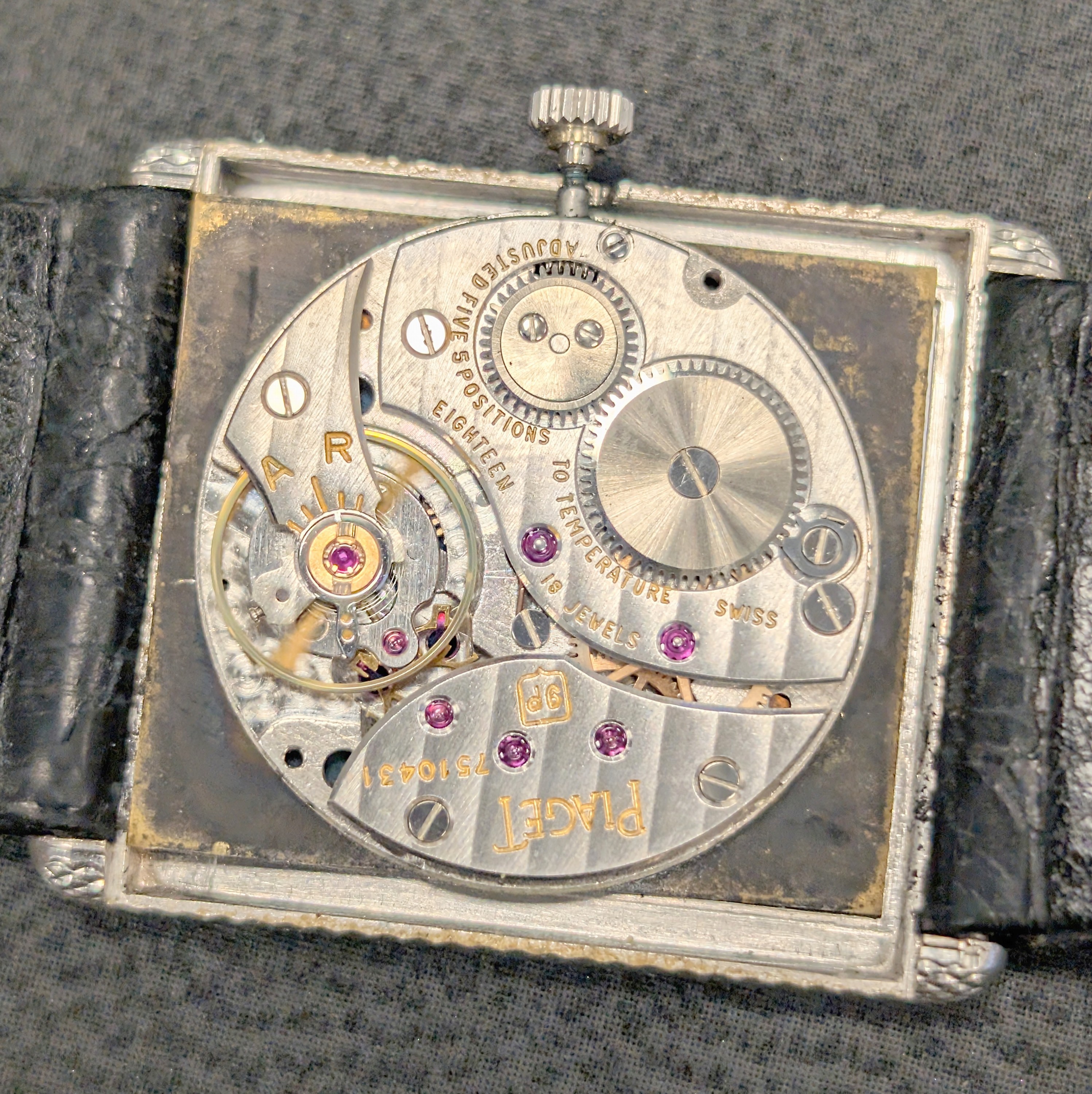 Detail f: PIAGET Protocole Armbanduhr in WG 750/000 Referenz 9152, Schweiz 1960, Handaufzug, Boden aufgedr., Lünette guill./strukt., orig. Lederband m. ...