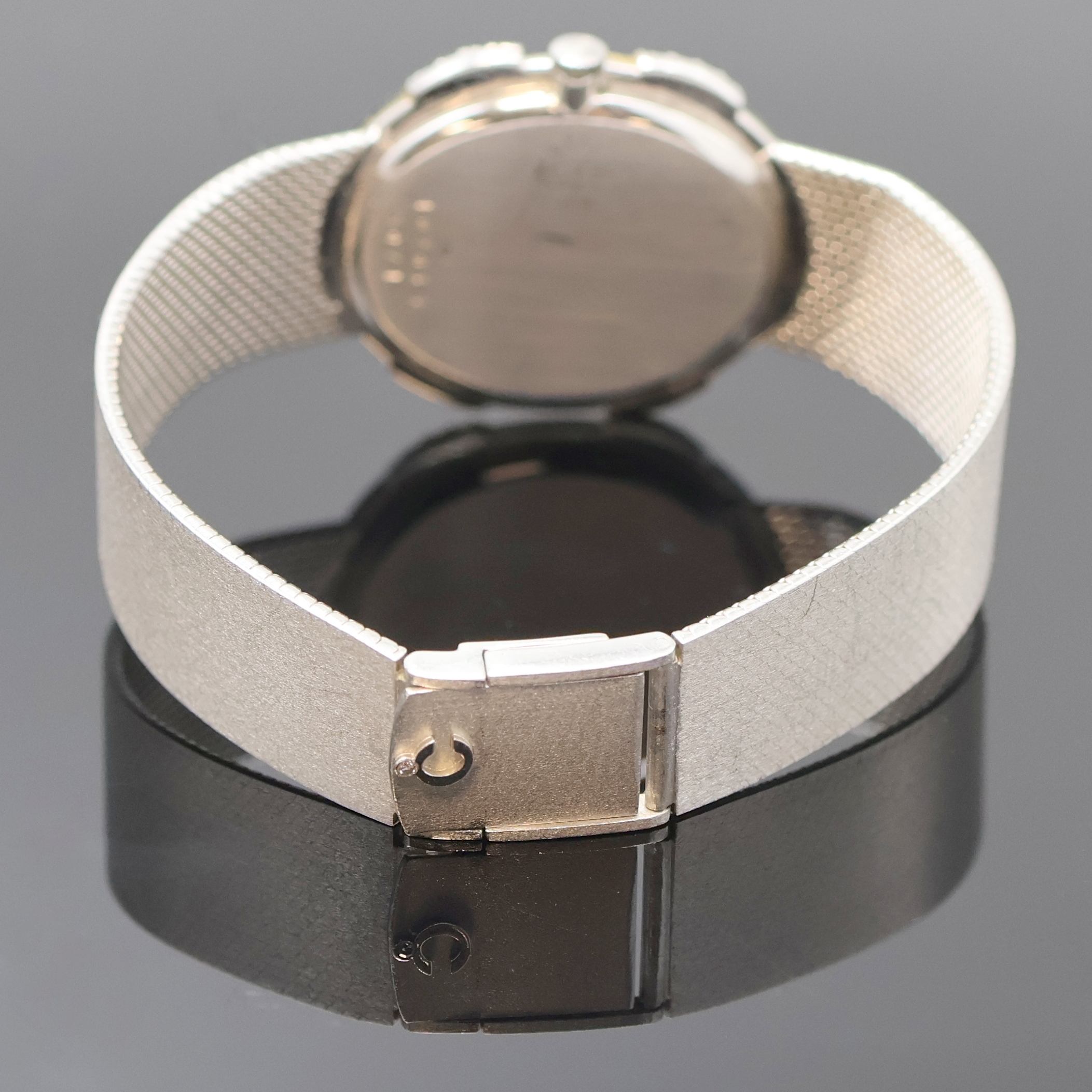 Detail b: CHOPARD Armbanduhr in WG 750/000 mit Diamanten, Schweiz um 1975, Handaufzug, Boden aufgedr., Milanaiseband, Lünette m. Onyx-Einlagen und Diamanten, ...