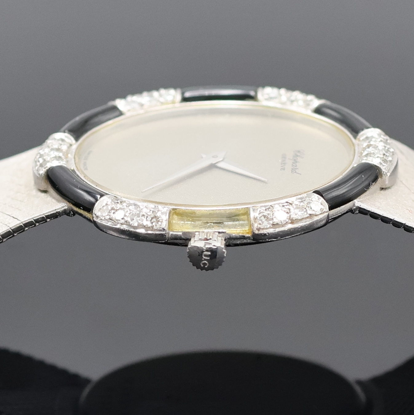 Detail d: CHOPARD Armbanduhr in WG 750/000 mit Diamanten, Schweiz um 1975, Handaufzug, Boden aufgedr., Milanaiseband, Lünette m. Onyx-Einlagen und Diamanten, ...