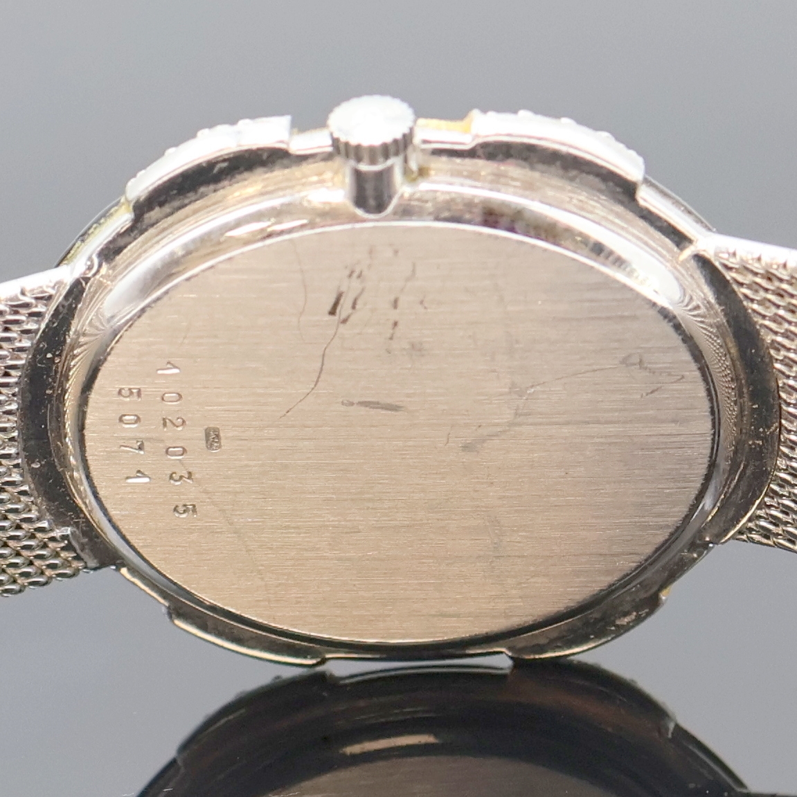 Detail e: CHOPARD Armbanduhr in WG 750/000 mit Diamanten, Schweiz um 1975, Handaufzug, Boden aufgedr., Milanaiseband, Lünette m. Onyx-Einlagen und Diamanten, ...