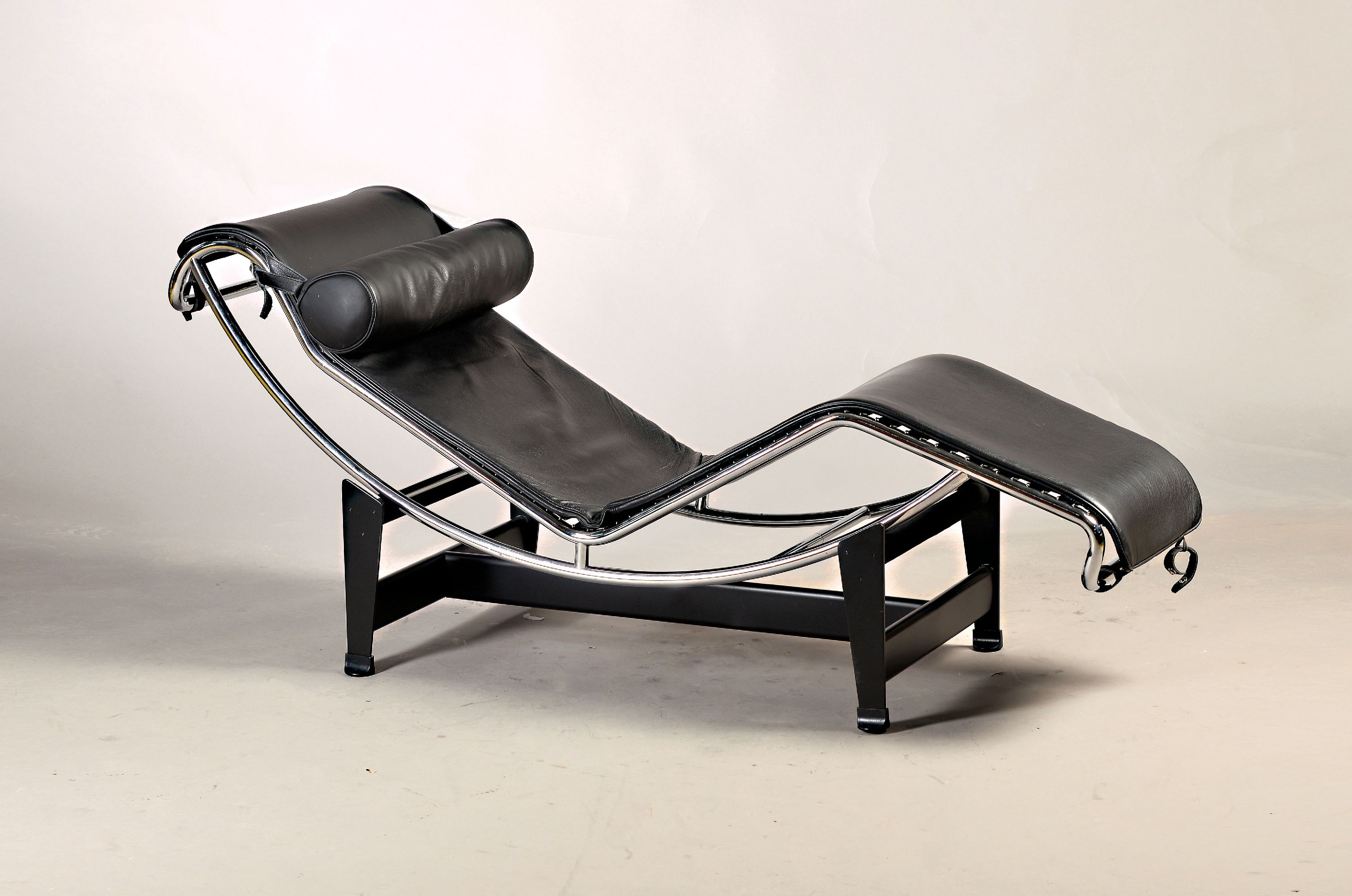 Image 26997248 - Cassina Liege LC4, Entwurf Le Corbusier 1928 , Stahlrohrgestell verchromt, Liege im ...