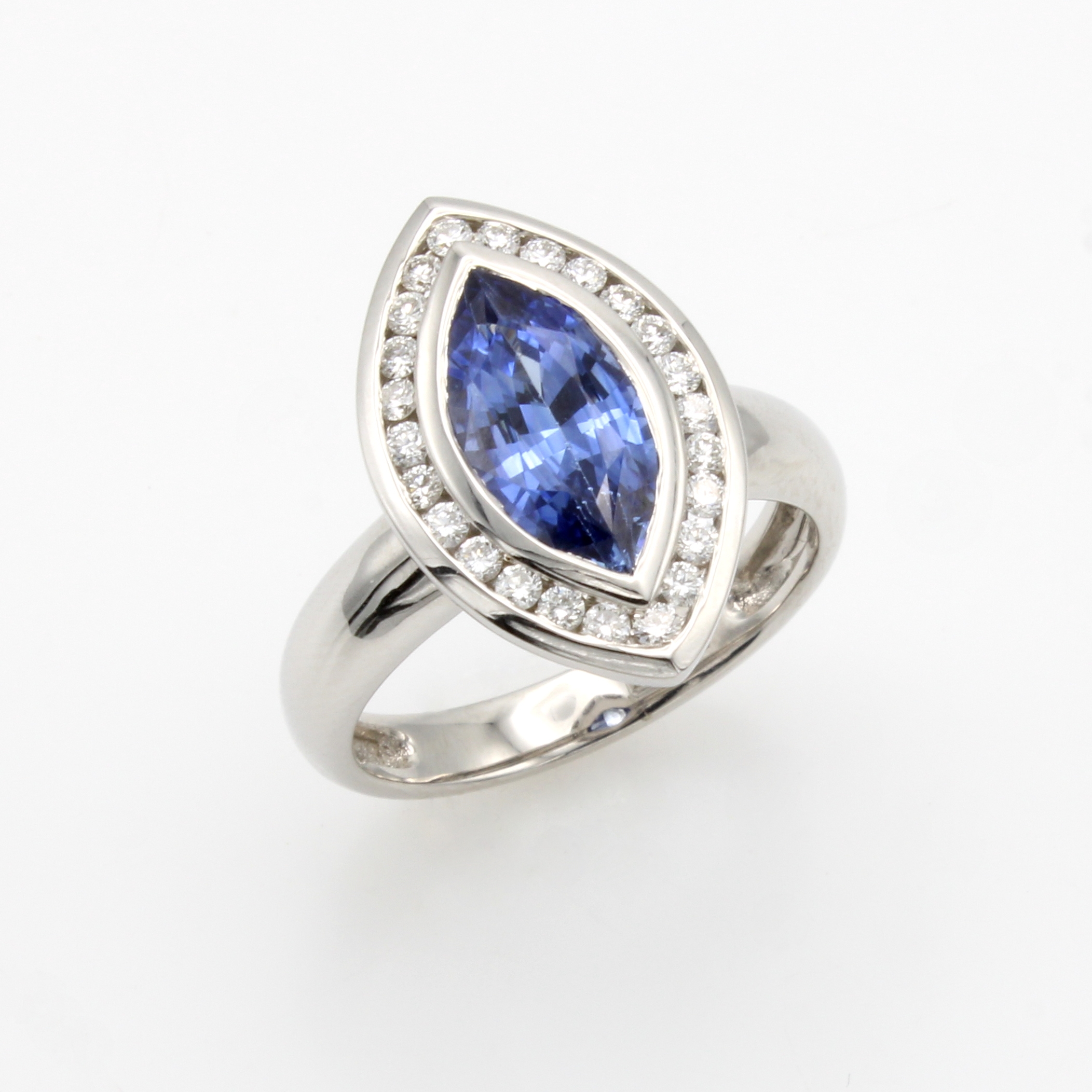 Image 26997325 - Ring mit Saphir und Brillanten, WG 750/000, Saphirnavette ca. 3.08 ct, 24 Brill. zus. ...