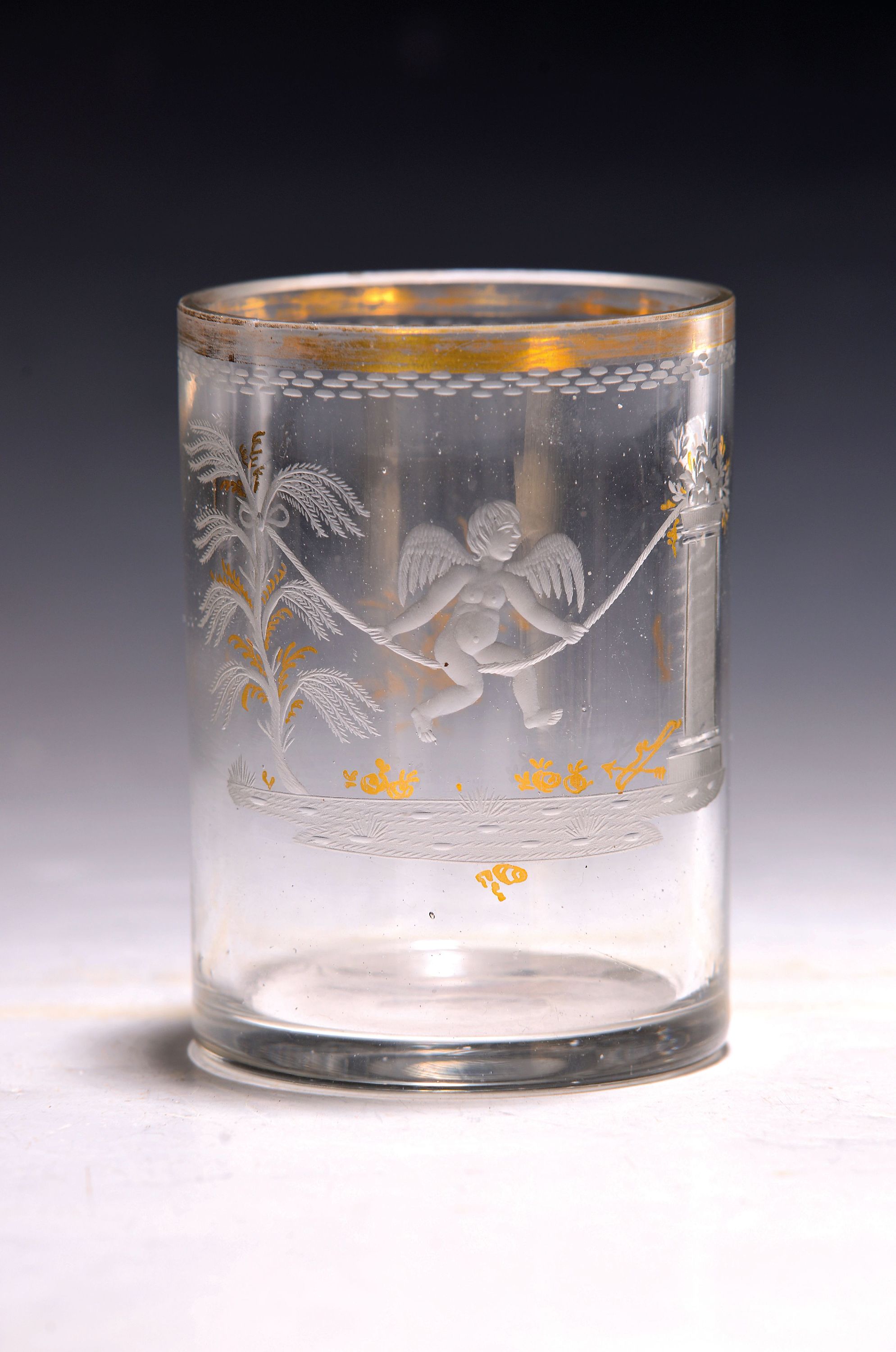 Image 26997637 - Klassizistischer Becher, um 1800, farbloses Glas, geschliffener Dekor, Amorette auf Seil ...
