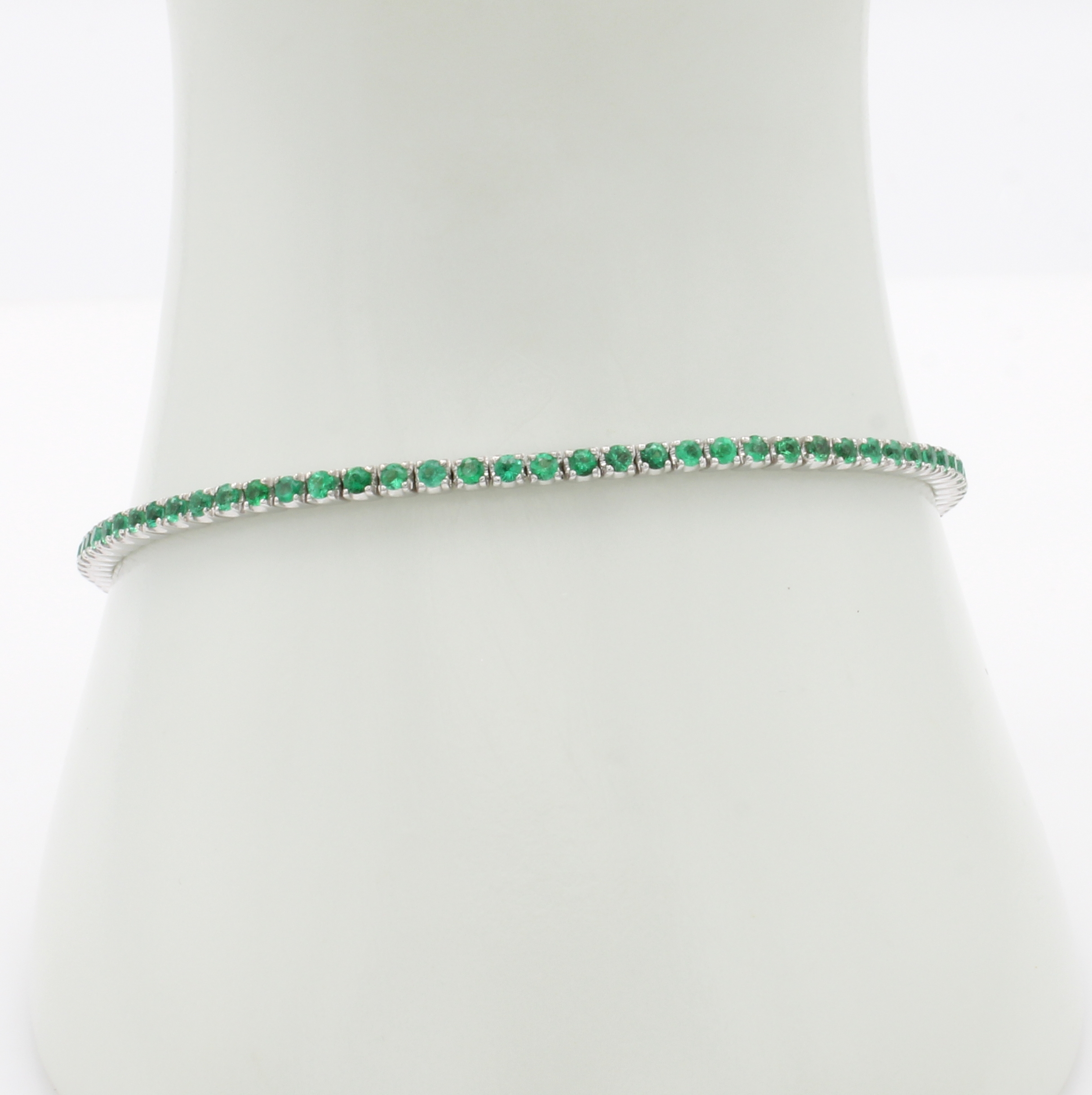 Image 26997751 - Rivierarmband mit Smaragden, WG 750/000, Smaragde in zus. ca. 1.70 ct, Kastenschl. m. ...