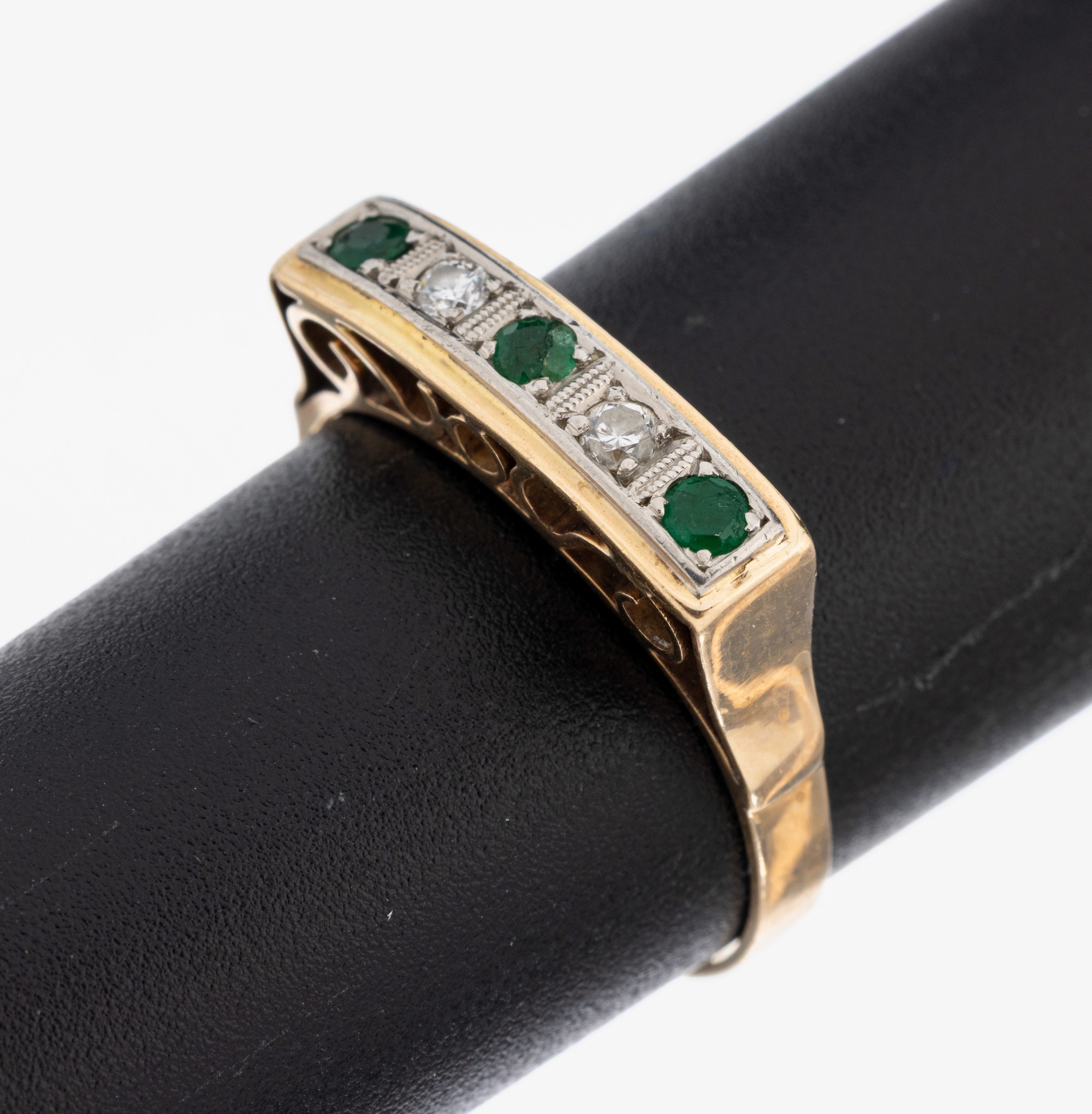 Image 26997752 - 14 kt Gold Smaragd-Brillant-Ring, GG 585/000, 3 rundfacett. Smaragde zus. ca. 0.06 ct, ...