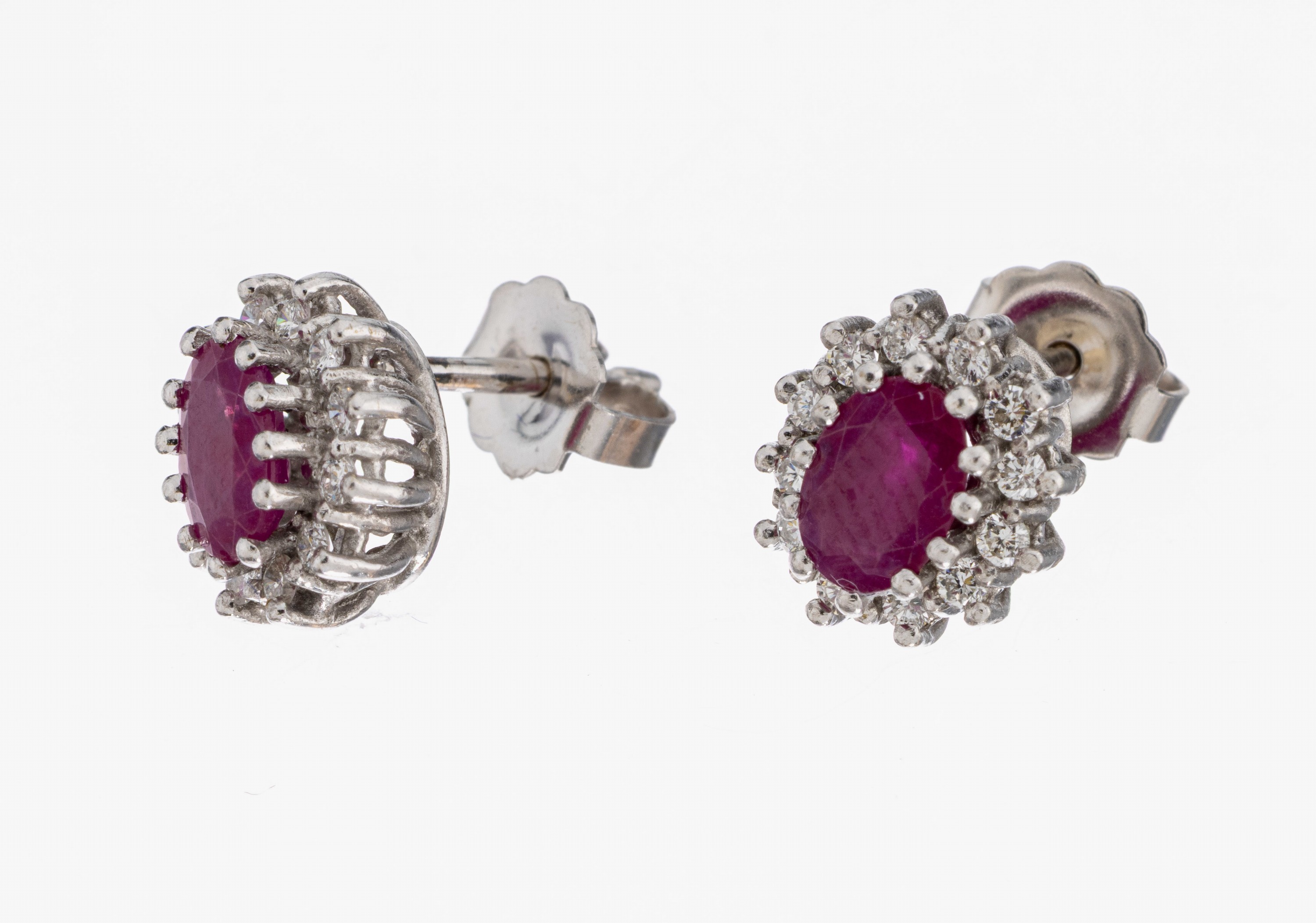 Image 26997757 - Paar 14 kt Gold Rubin-Brillant-Ohrstecker, WG 585/000, 2 ovalfacett. Rubine zus. ca. ...