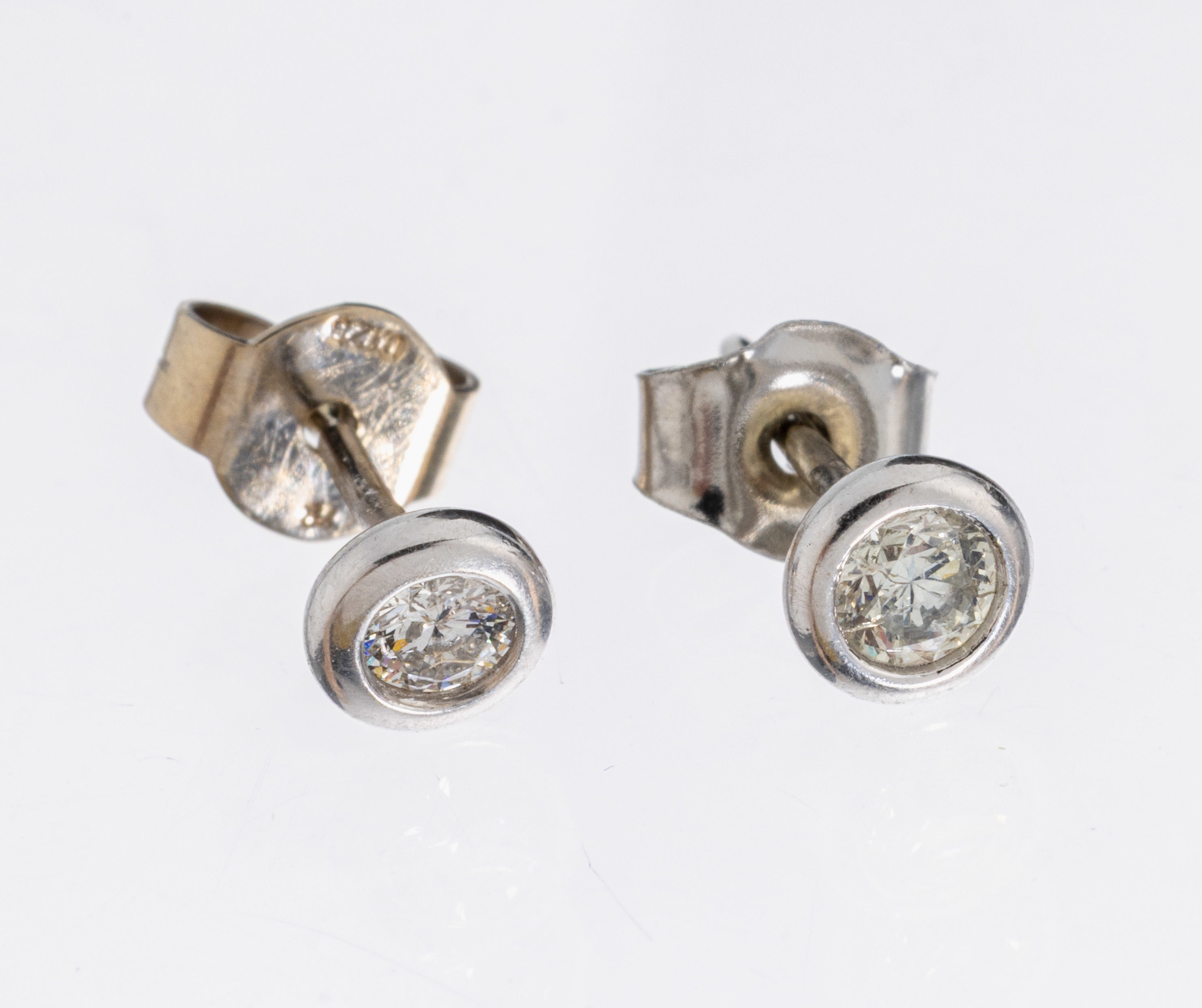 Image 26997759 - Paar 14 kt Gold Brillant-Ohrstecker, WG 585/000, 2 Brillanten in Zargenfassungen zus. ...