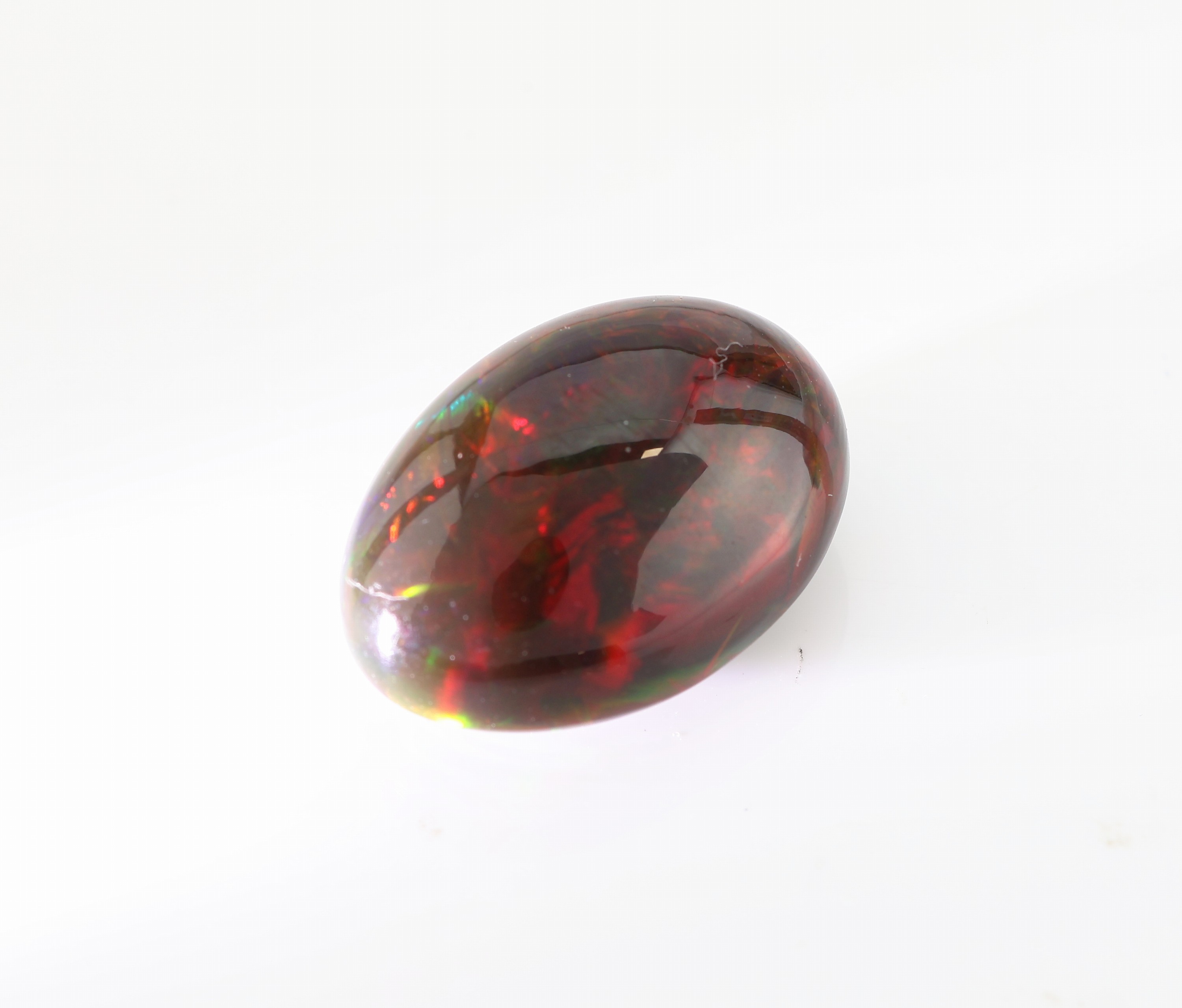 Detail b: Loser Schwarzopal, ca. 13.57 ct, Äthiopien, ovaler Cabochon, Farbspiel in Rot, Blau und Grün