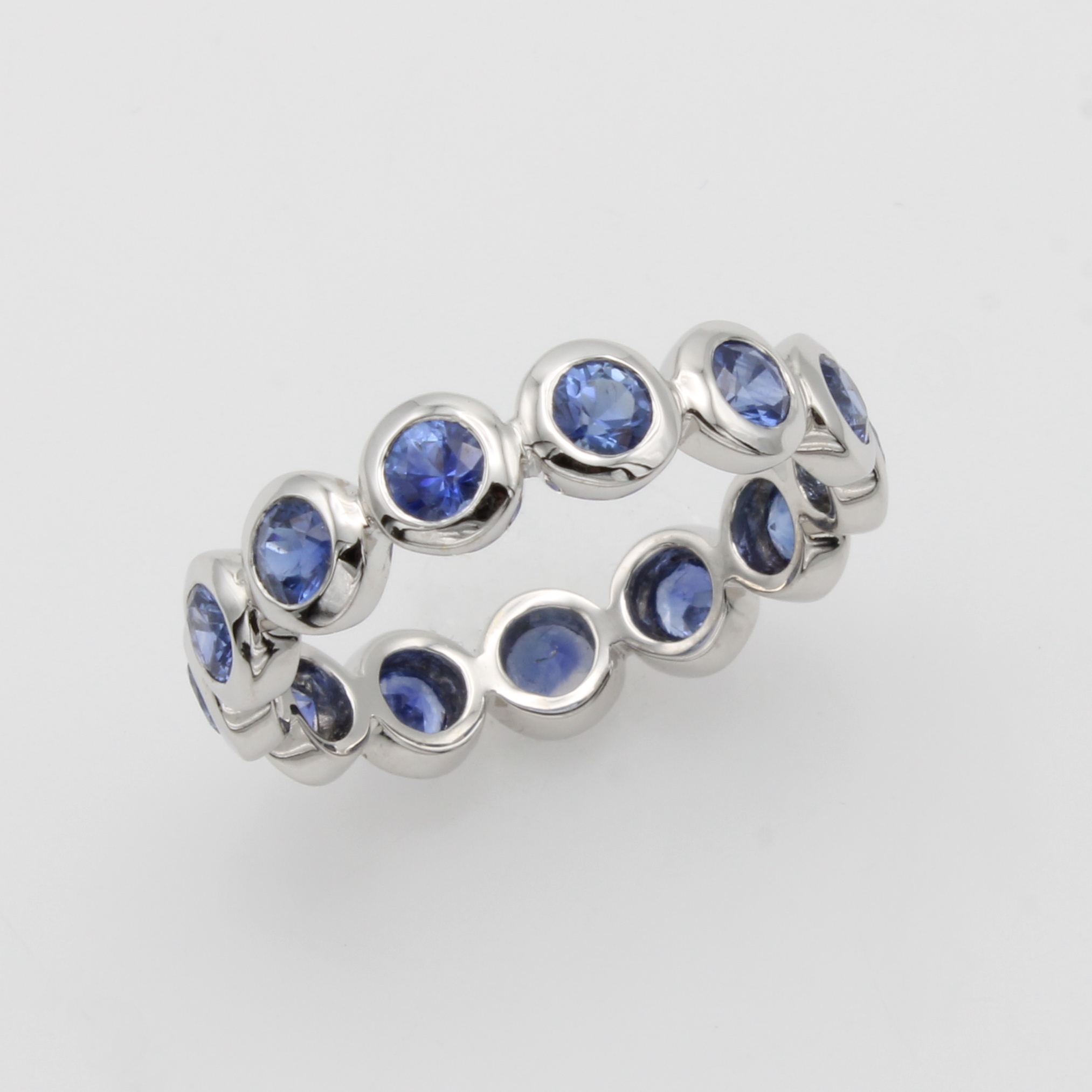 Image 26997775 - Memoryring mit Saphiren, WG 750/000, Zargenfass., 13 blaue Saphire zus. ca. 1.79 ct, RW ...