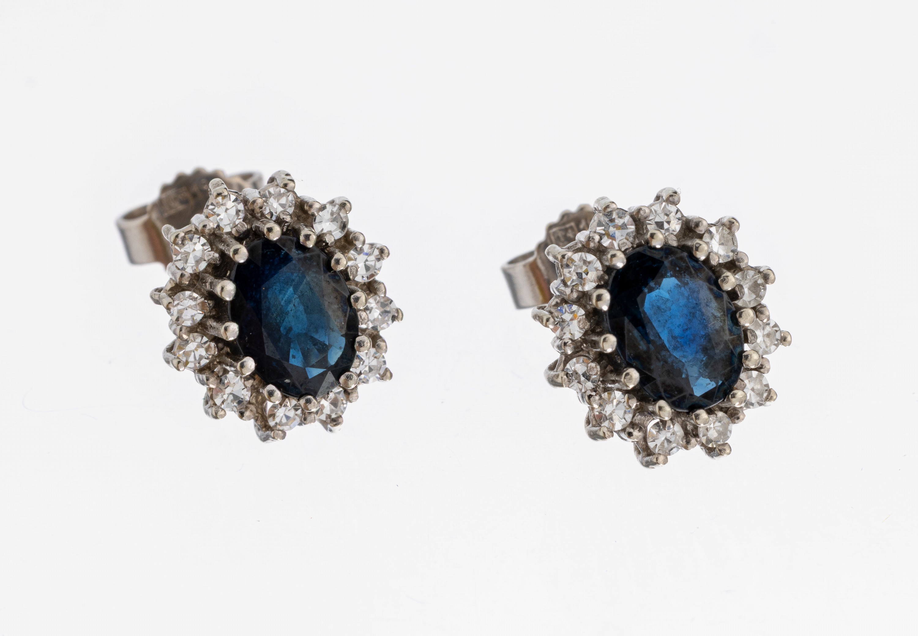 Image 26997776 - Paar 14 kt Gold Saphir-Diamant-Ohrstecker, WG 585/000, 2 ovalfacett. Saphire zus. ca. ...