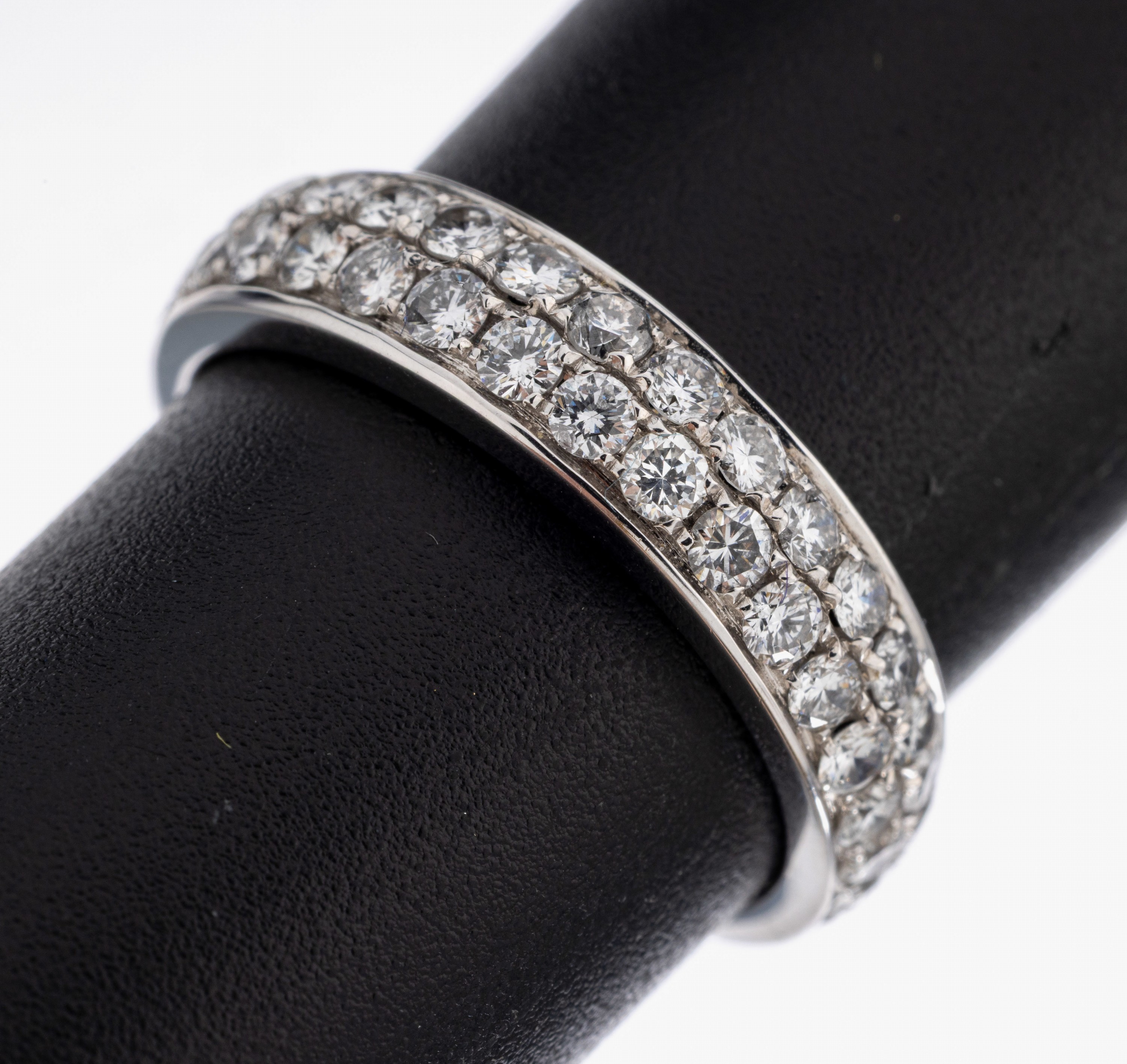 Image 26997777 - 14 kt Gold Brillant-Ring, WG 585/000, Brillanten zus. ca. 1.00 ct (grav.) ...