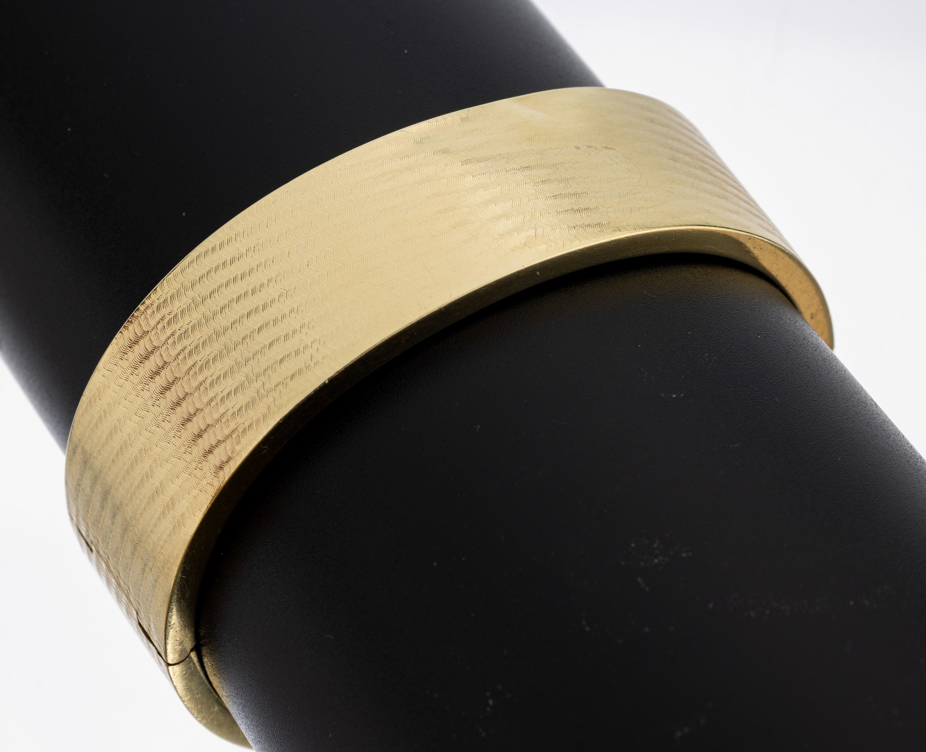 Image 26997781 - 14 kt Gold Armreif, GG 585/000 gefüllt, streifenguill., ca. 6.2 x 5.3 cm, ca. 60.9 g, ...