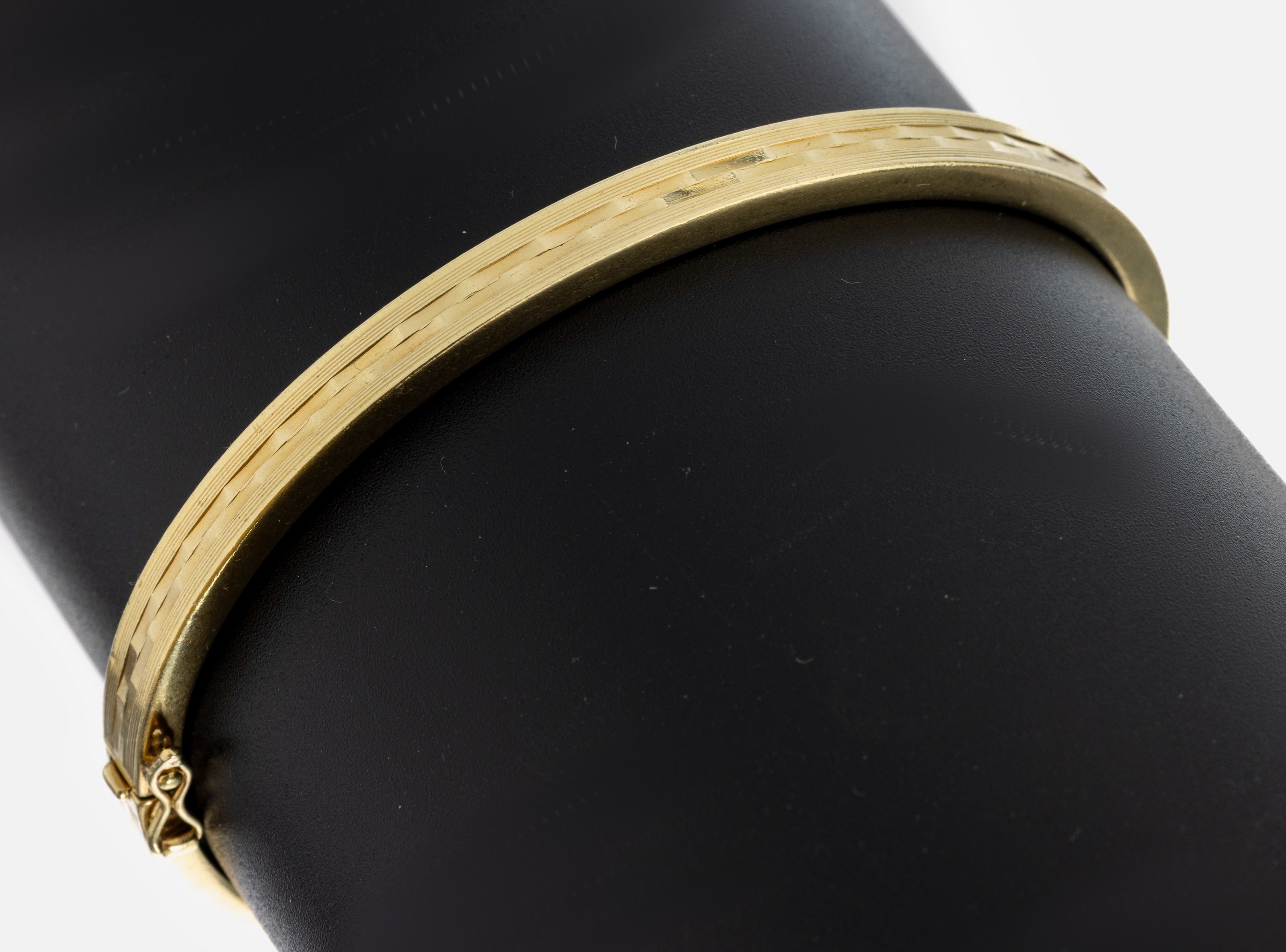 Image 26997785 - 14 kt Gold Armreif, GG 585/000, graviert, Klappscharnier, ca. 6 x 5.3 cm, ca. 16.8 g