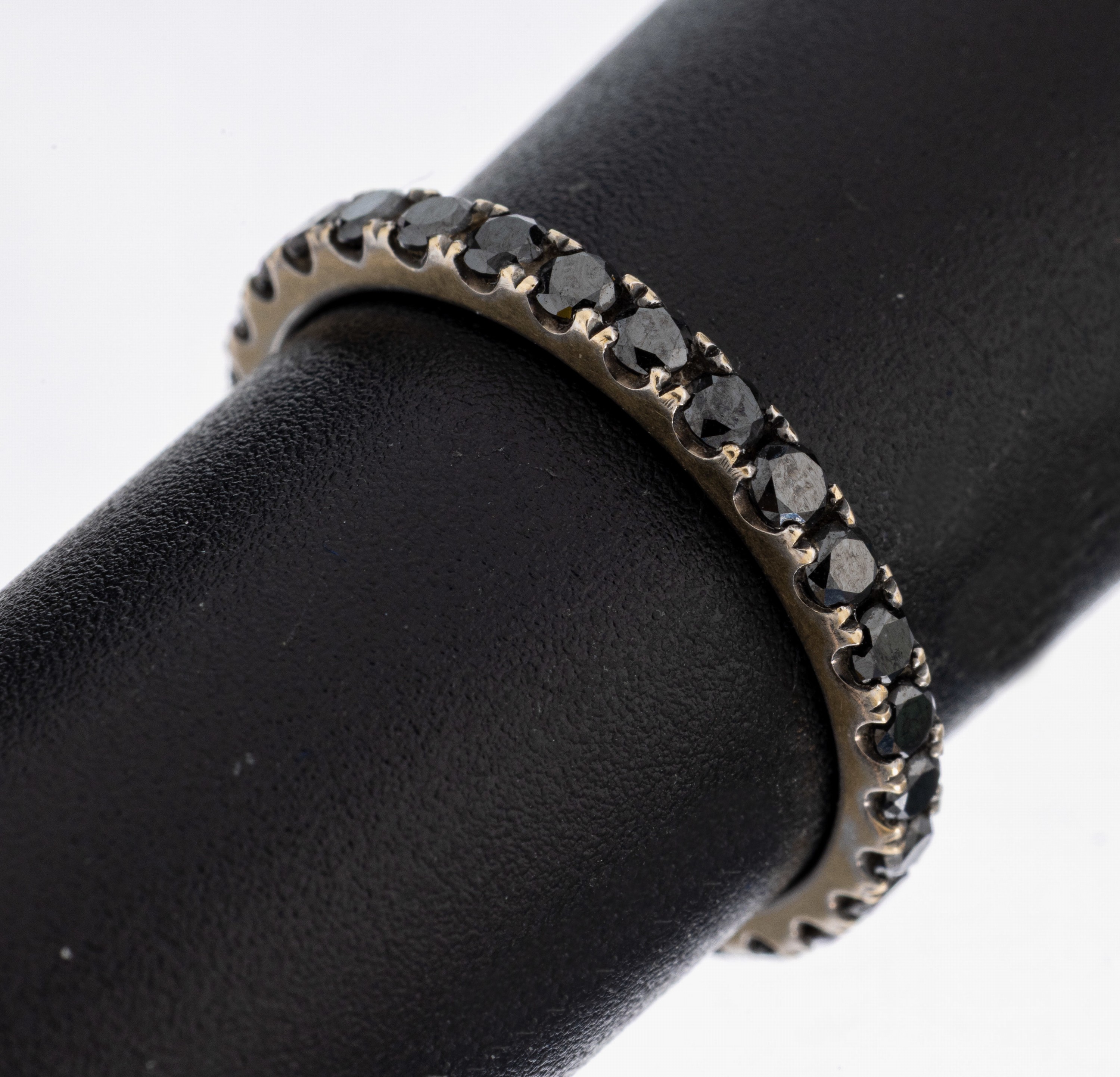 Image 26997831 - 18 kt Gold Diamant-Ring, WG 750/000, 29 schwarze Diamanten (beh.) zus. ca. 1.0 ct ...