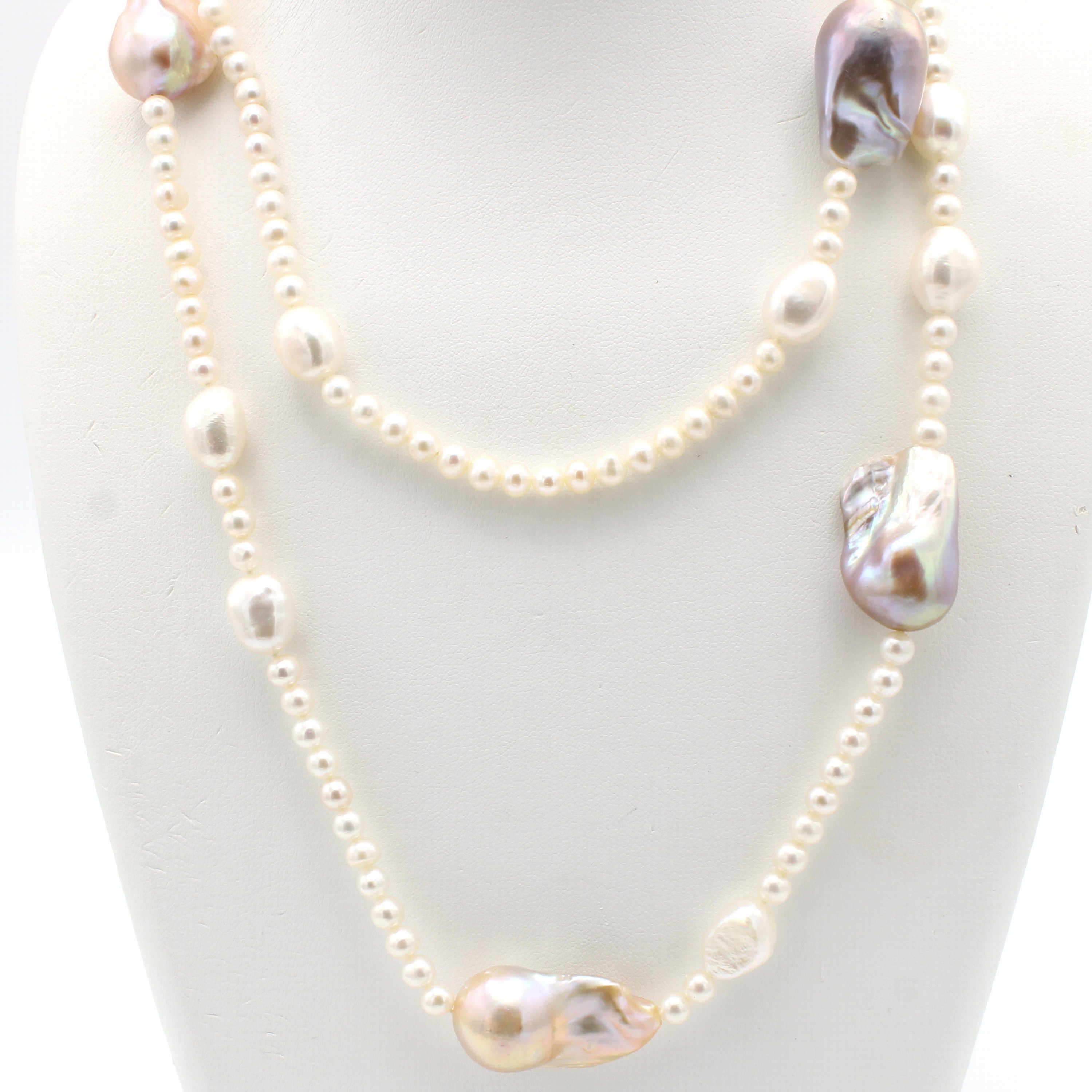 Image 26997895 - Endlose Süßwasserzuchtperlenkette, runde u. z.T. barocke Perlen v. v. weißem ...