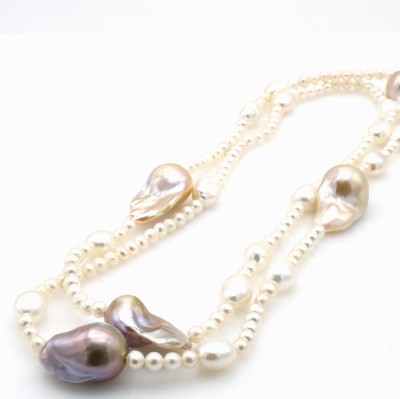 26997895a - Endlose Süßwasserzuchtperlenkette, runde u. z.T. barocke Perlen v. v. weißem ...