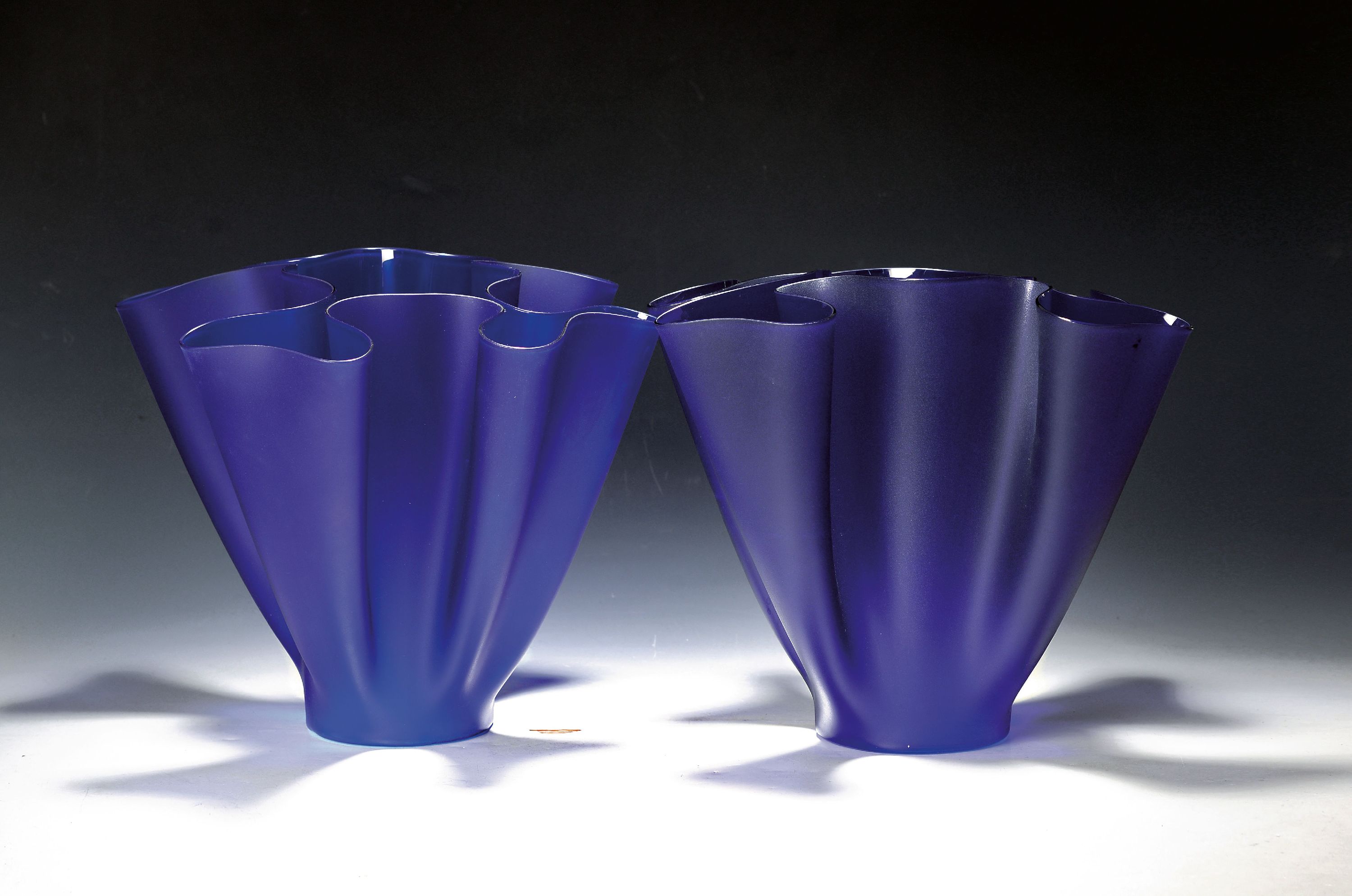 Image 26998022 - Paar blaue Fazzoletto-Vasen, Fontana Arte, Italien, dunkelblau blau eingefärbtes Glas, ...