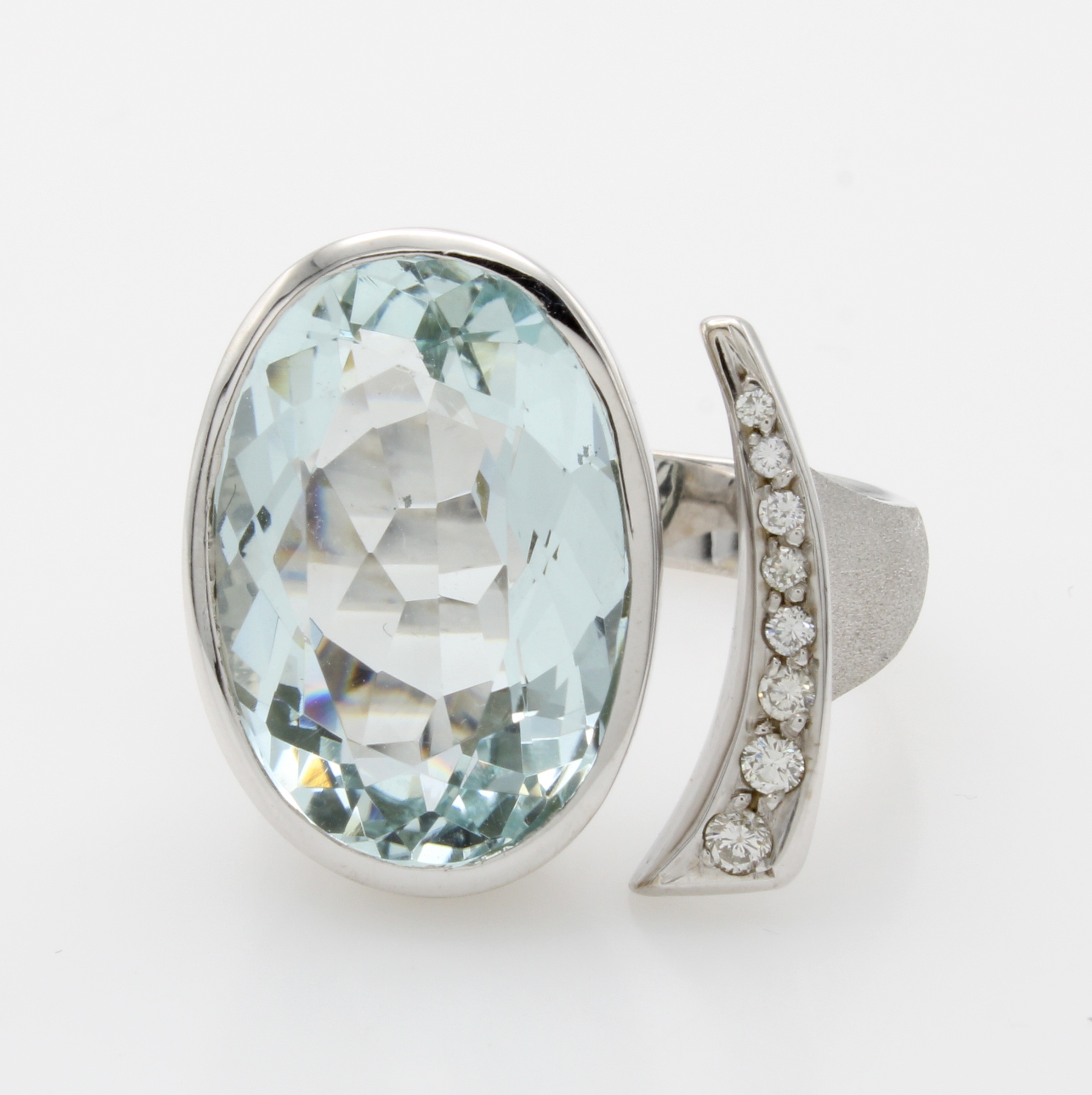 Image 26998216 - Ring mit Aquamarin und Brillanten, WG 585/ 000, ovaler Aquam. ca. 13.3 ct, Brill. zus. ...