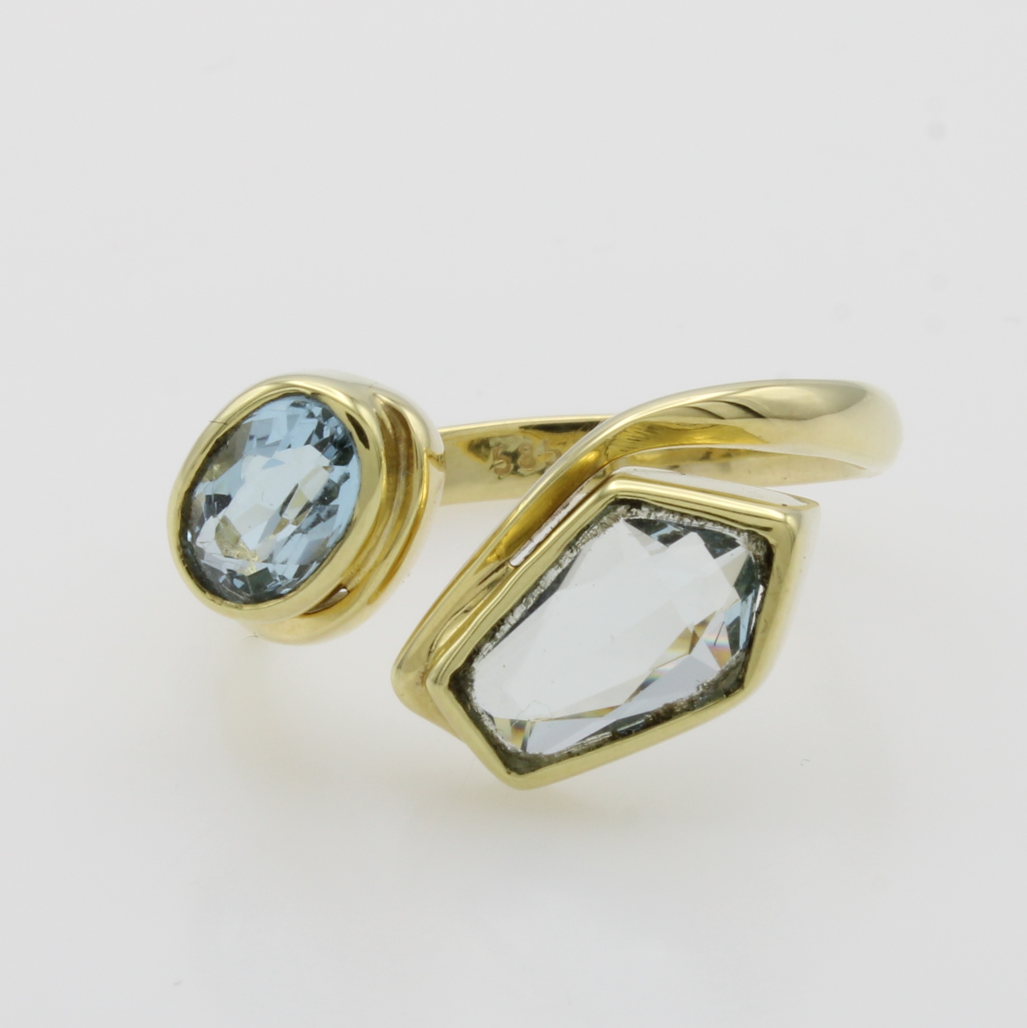 Image 26998232 - Ring mit Aquamarinen, GG 585/000, 2 Aquam. in versch. Schliffarten zus. ca. 1.80 ct, ...