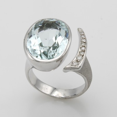 26998216a - Ring mit Aquamarin und Brillanten, WG 585/ 000, ovaler Aquam. ca. 13.3 ct, Brill. zus. ...