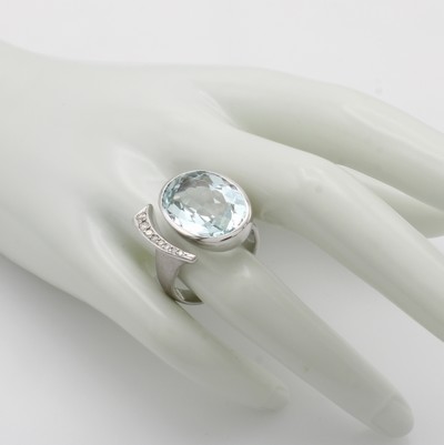 26998216b - Ring mit Aquamarin und Brillanten, WG 585/ 000, ovaler Aquam. ca. 13.3 ct, Brill. zus. ...