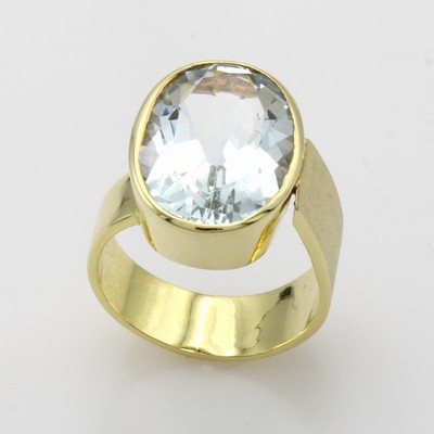 26998218a - Ring mit Aquamarin, GG 585/000, ovaler Aquam. ca. 12 ct, Schiene z.T. matt. u. ...