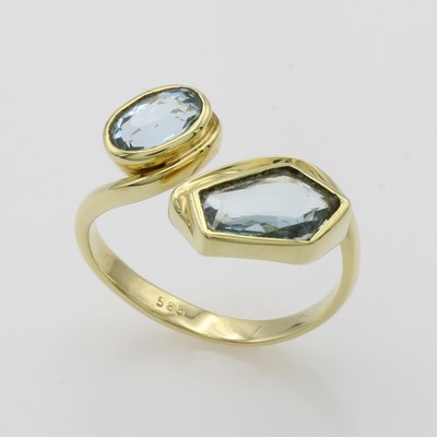 26998232a - Ring mit Aquamarinen, GG 585/000, 2 Aquam. in versch. Schliffarten zus. ca. 1.80 ct, ...