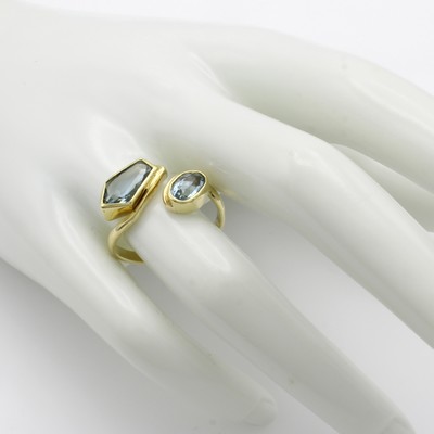 26998232b - Ring mit Aquamarinen, GG 585/000, 2 Aquam. in versch. Schliffarten zus. ca. 1.80 ct, ...