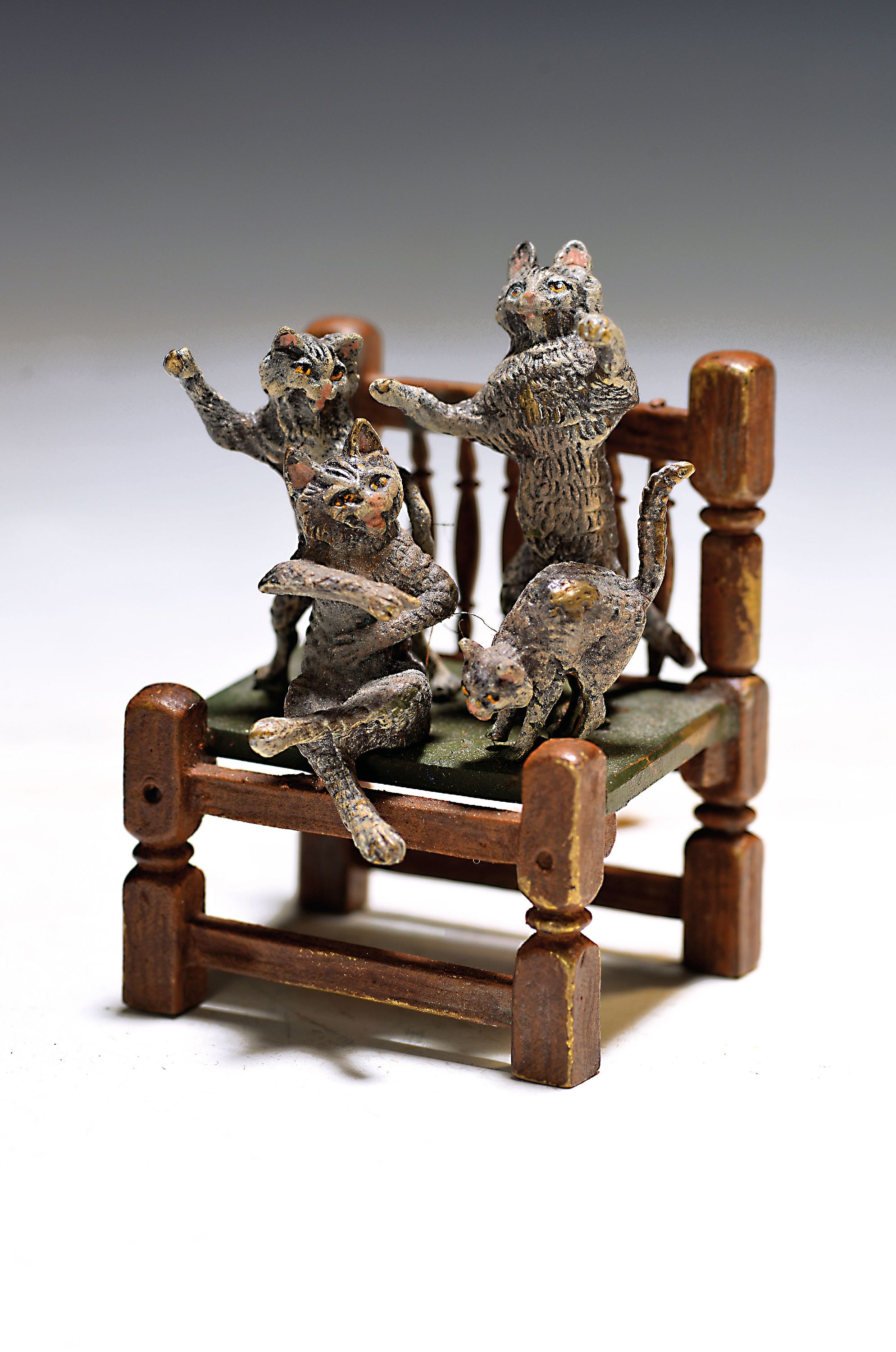 Image 26998450 - Wiener Bronze, signiert Bergmann, 4 Katzen auf einem Stuhl, Bronze, farbig staffiert, H. ...