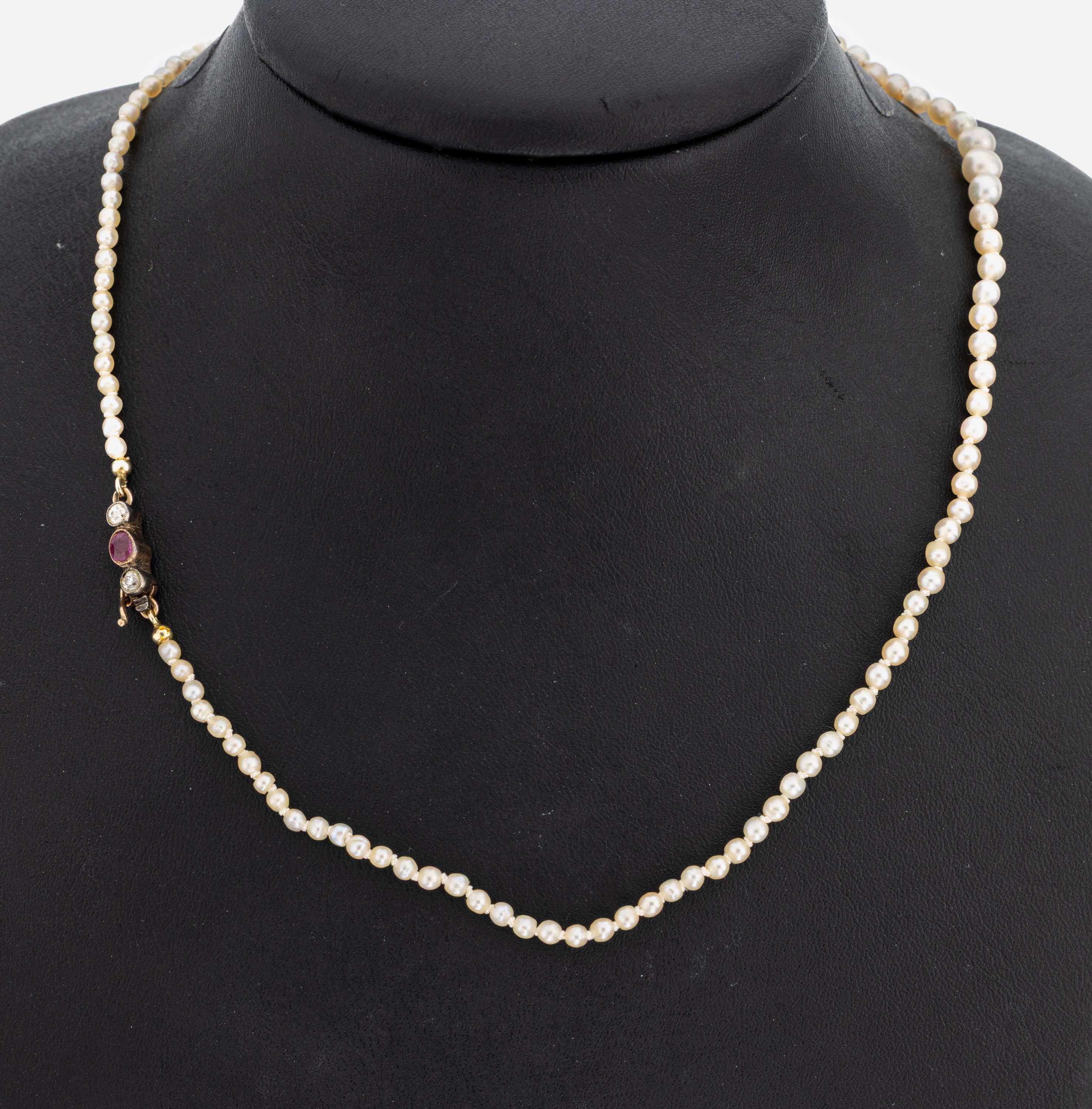Image 26998460 - Perl-Collier mit 14 kt Gold Rubin-Diamant -Schließe, um 1900, RG 585/000 gepr., im ...