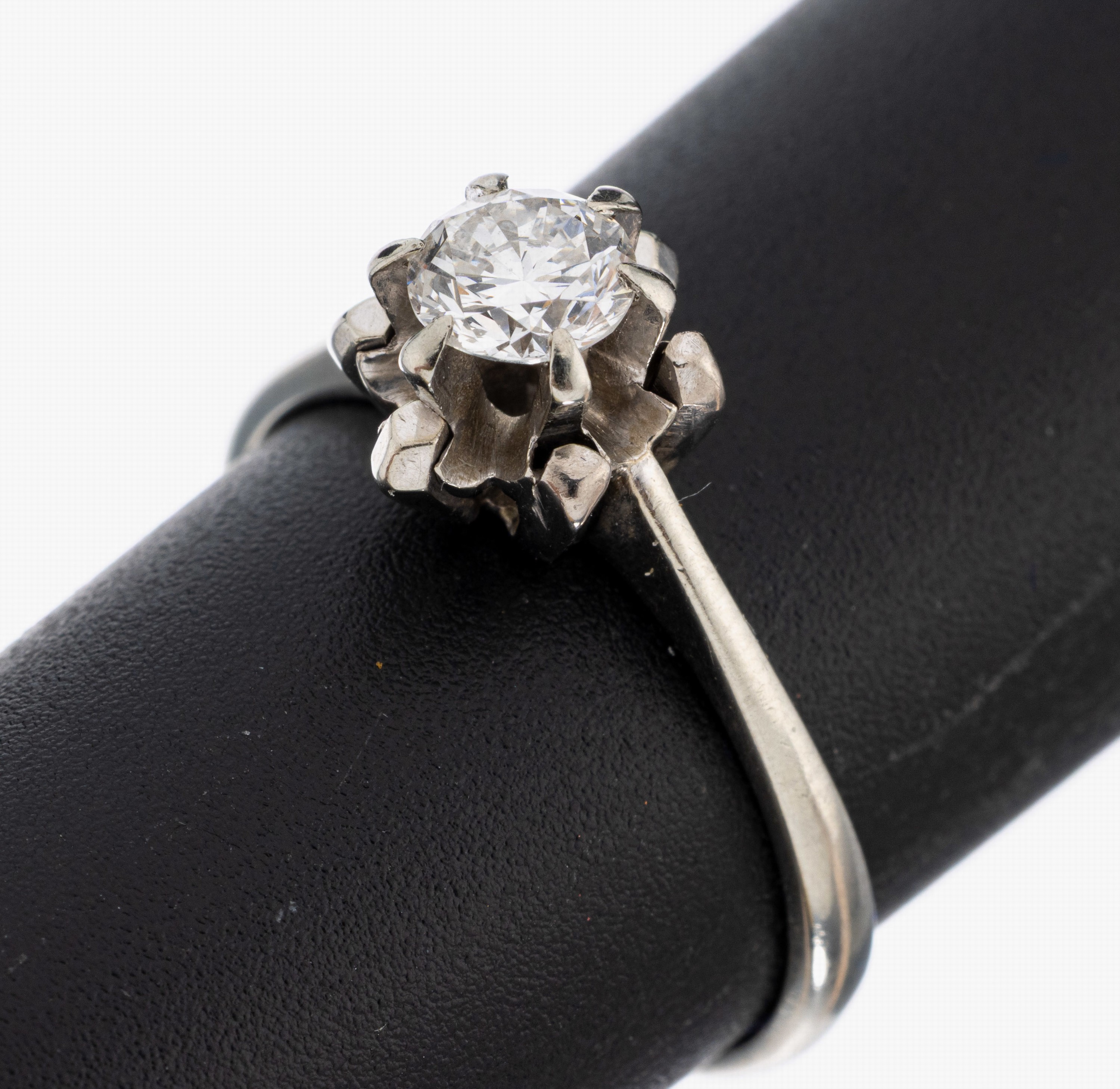 Image 26998464 - 14 kt Gold Brillant Ring, WG 585/000, blütenförm. Fassung, Brillant ca. 0.45 ct ...