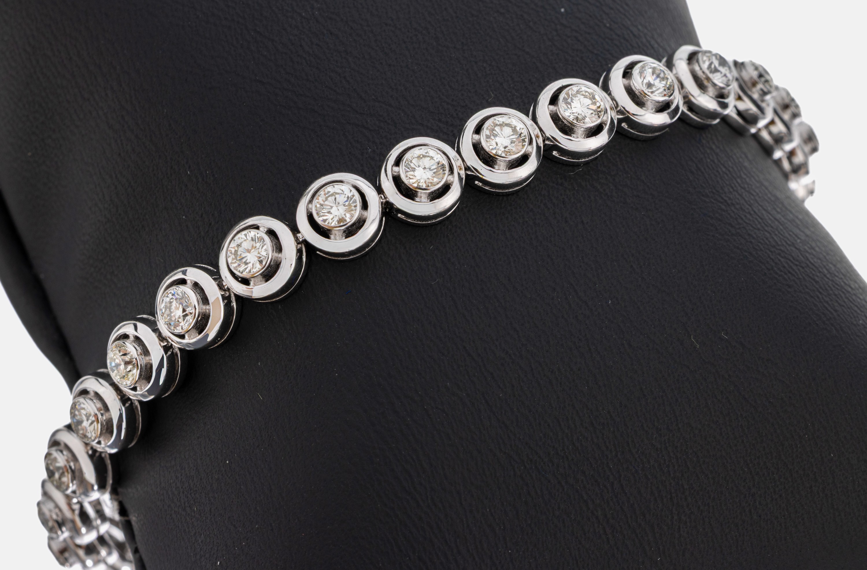 Image 26998475 - 18 kt Gold Brillant-Armband, WG 750/000, 29 Brillanten zus. ca. 5.0 ct Weiß- ...