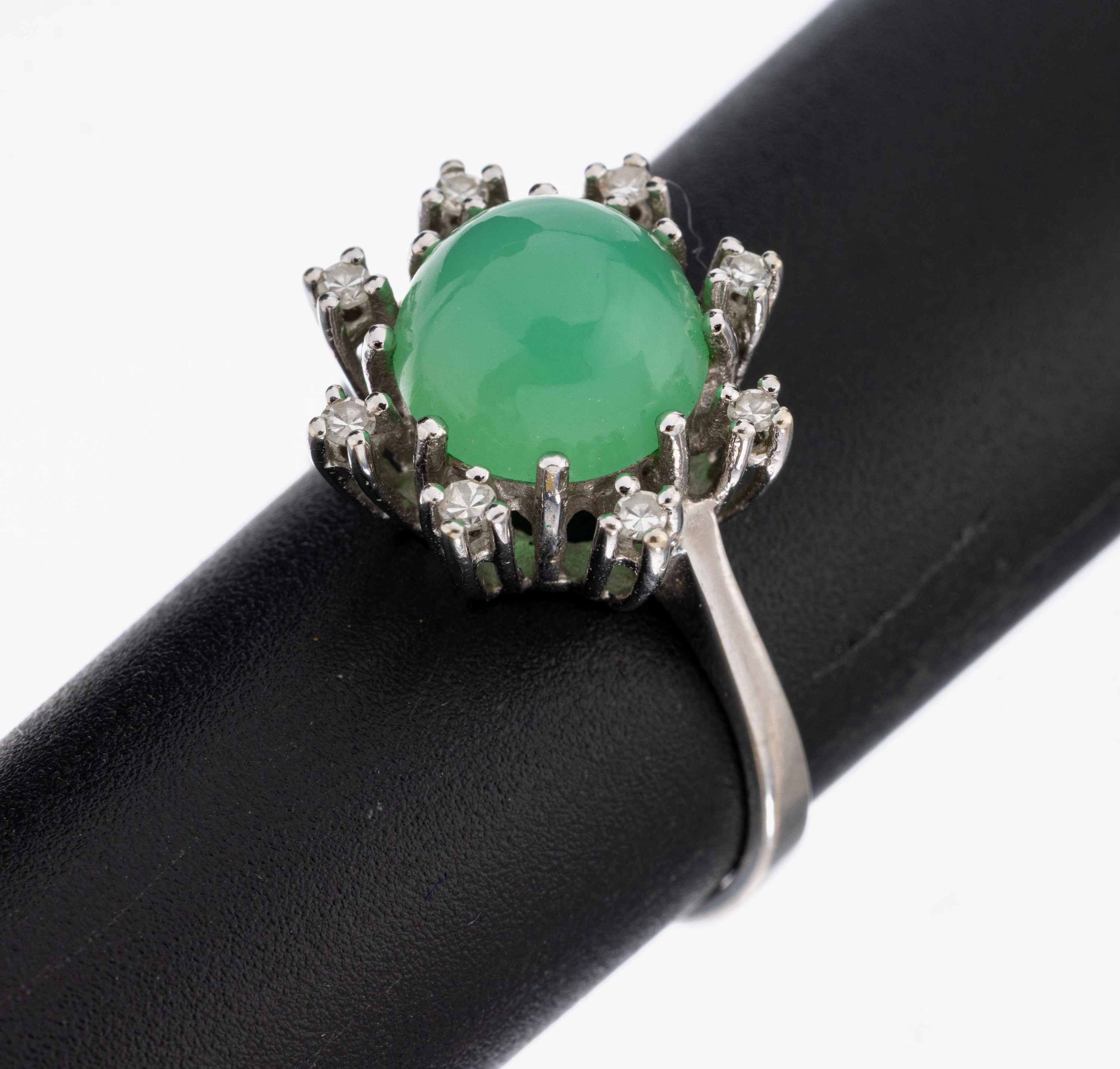 Image 26998476 - 14 kt Gold Achat-Brillant-Ring, WG 585/000,runder Achatcabochon ca. 5.0 ct, umrahmt von ...