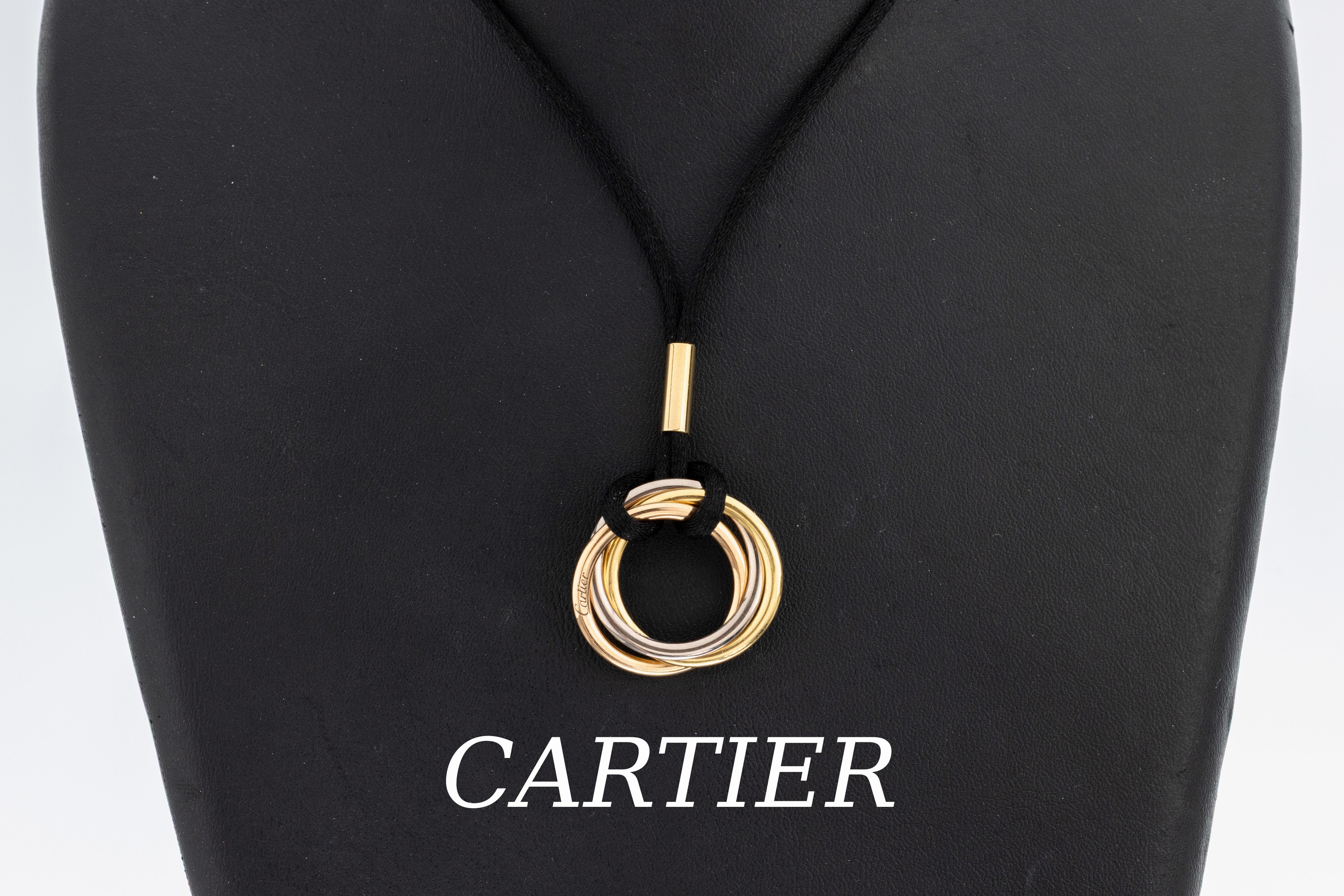 Image 26998607 - 18 kt Gold CARTIER Anhänger, GG/RG/WG 750/000, Trinity-Serie, an 2-rhg. Stoffband, ...