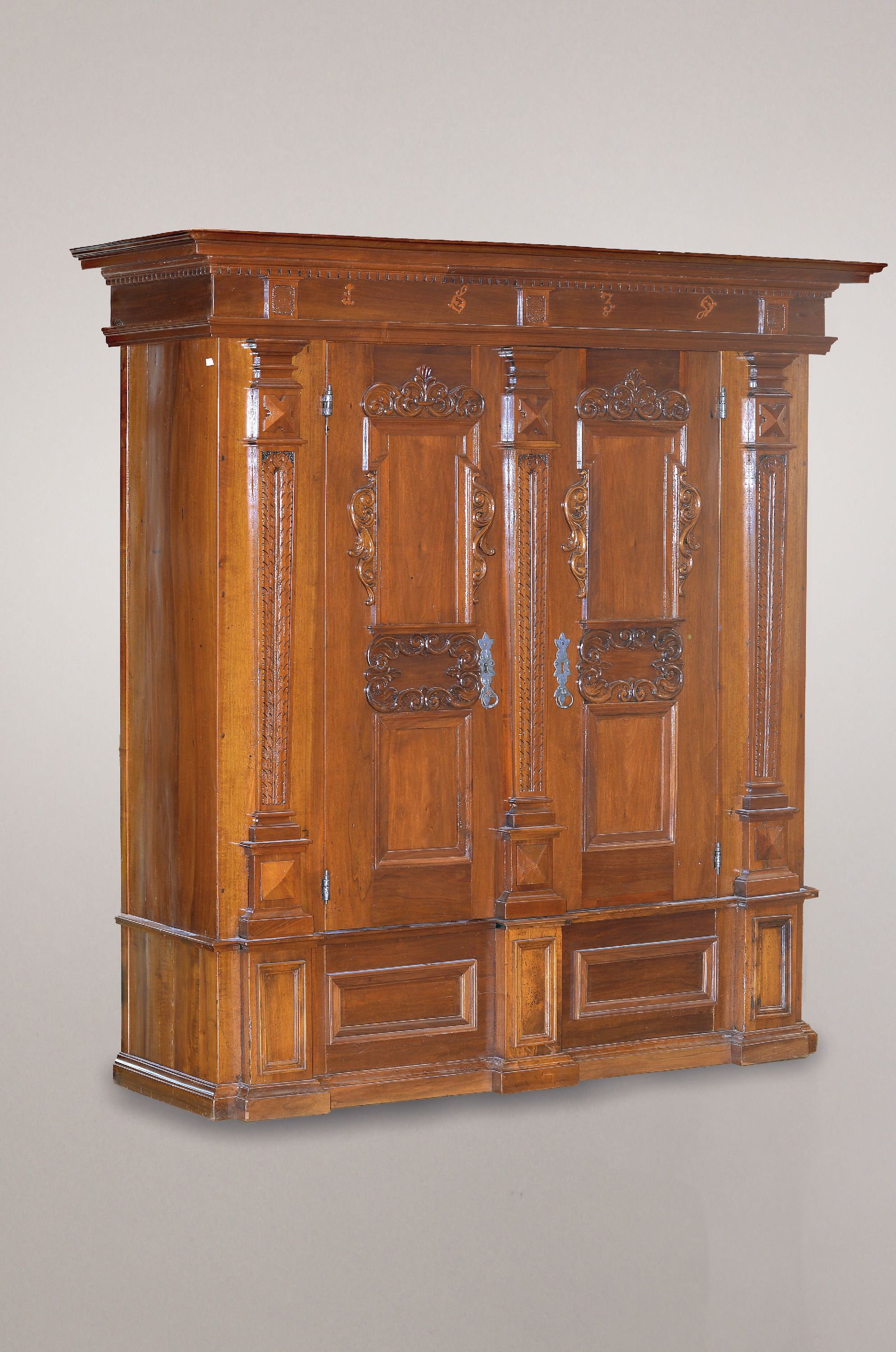 Image 26998609 - Renaissance Schrank, dat. 1639, Schweiz, Nußbaumfurnier, zweitürig, Türen vierfach ...