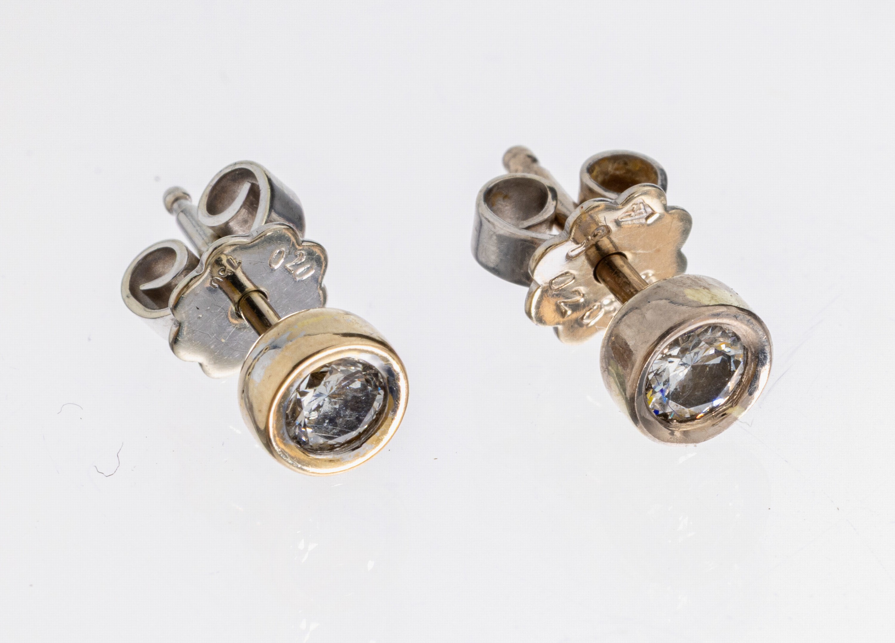 Image 26998610 - Paar 14 kt Gold Brillant-Ohrstecker, WG 585/000, 2 Brillanten in Zargenfassungen zus. ...