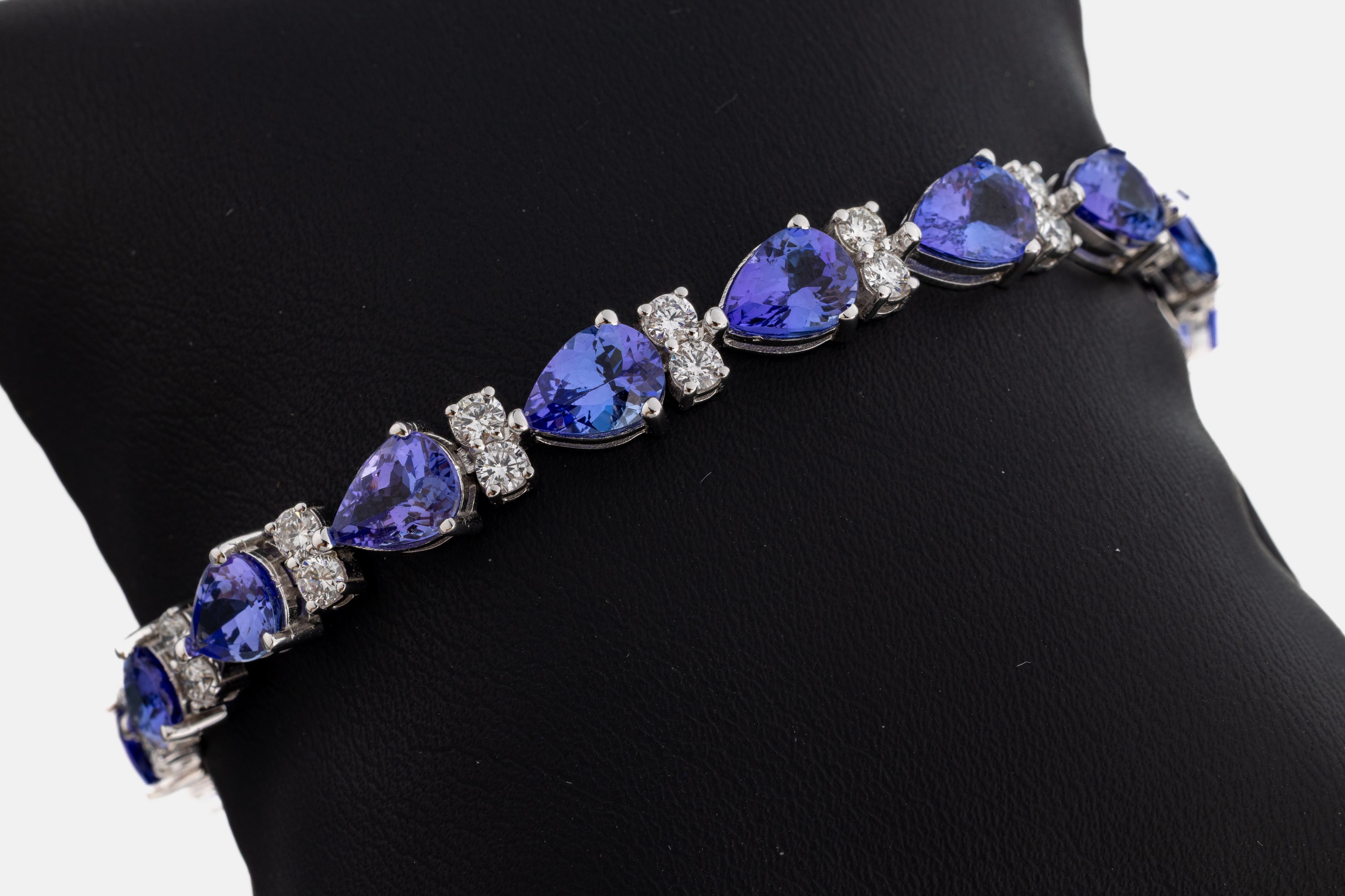 Image 26998613 - 18 kt Gold Tansanit-Brillant-Armband, WG 750/000, 16 facett. Tansanit-Tropfen zus. ca. ...