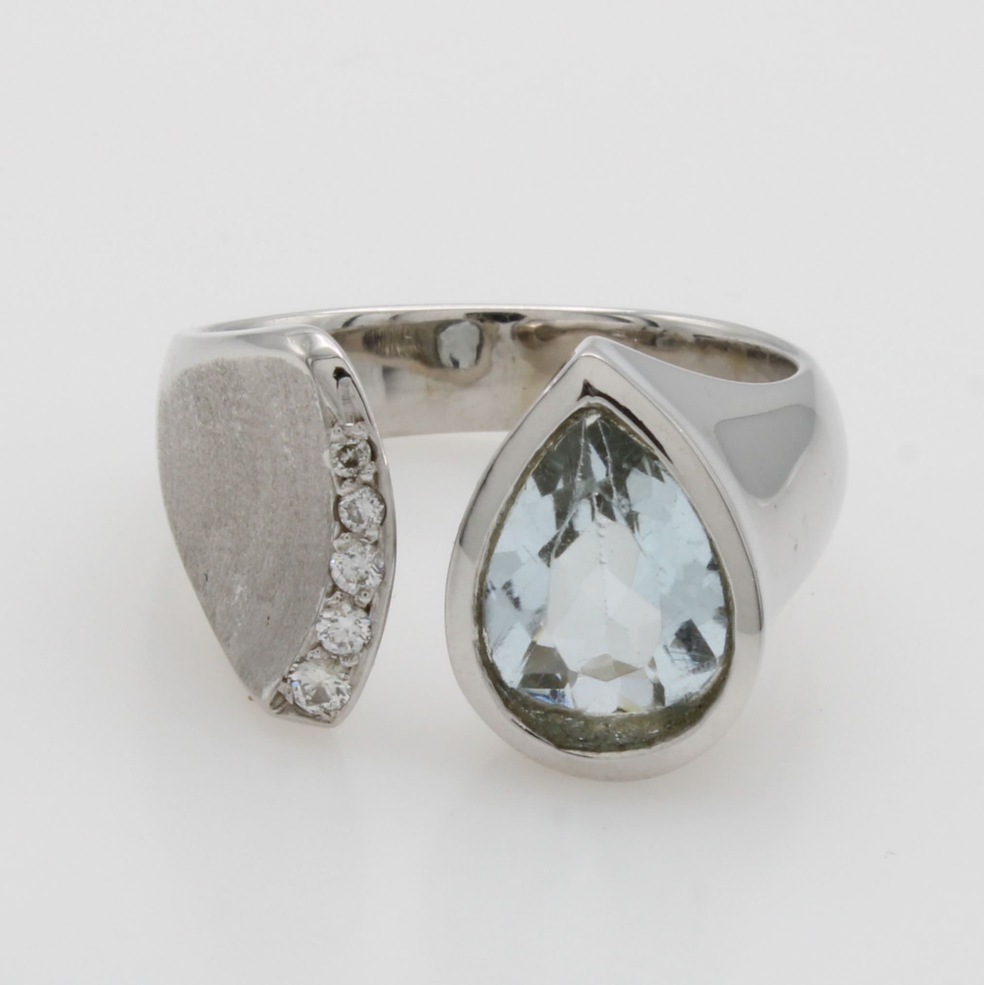 Image 26998670 - Ring mit Aquamarin und Brillanten, WG 585/ 000, Aquamarintropfen ca. 2.4 ct, Brill. zus. ...