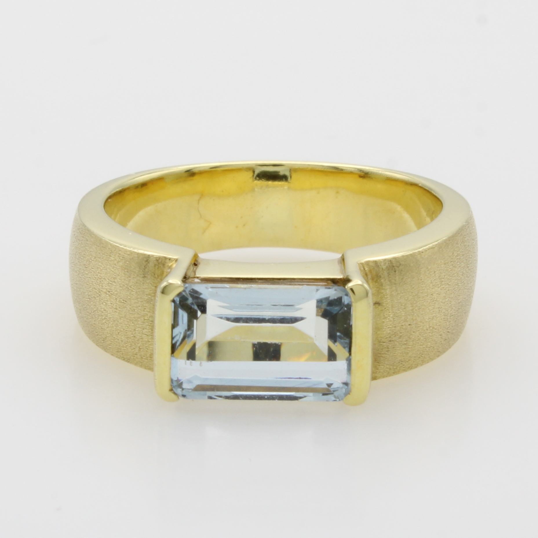 Image 26998672 - Ring mit Aquamarin, GG 585/000, Aquam. im Baguetteschl. ca. 2.2 ct, Schiene z.T. matt., ...