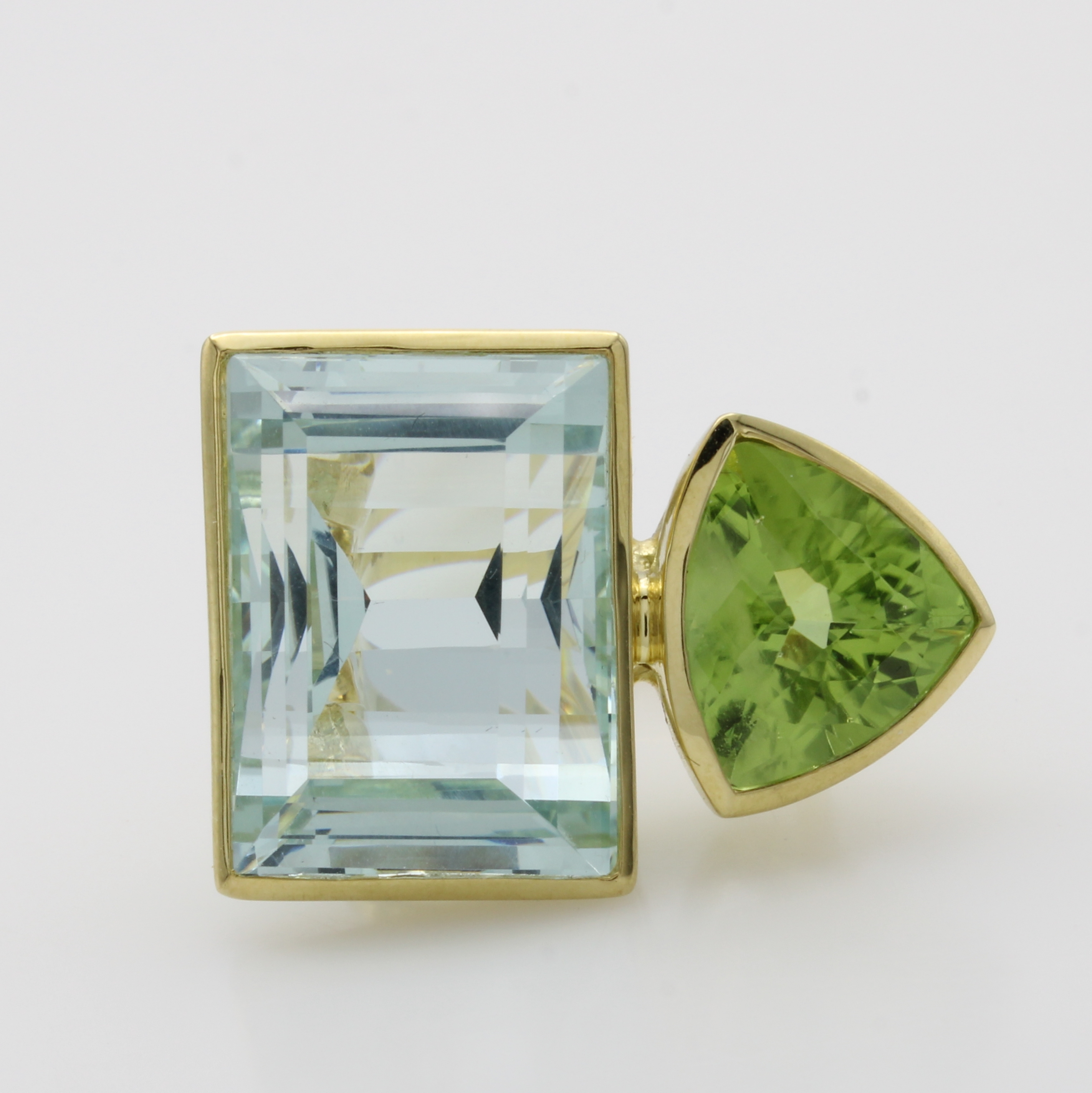 Image 26998688 - Ring mit Farbsteinen, GG 585/000, Aquam. ca. 29.44 ct, Peridot ca. 7 ct, Gesamtgew. ca. ...
