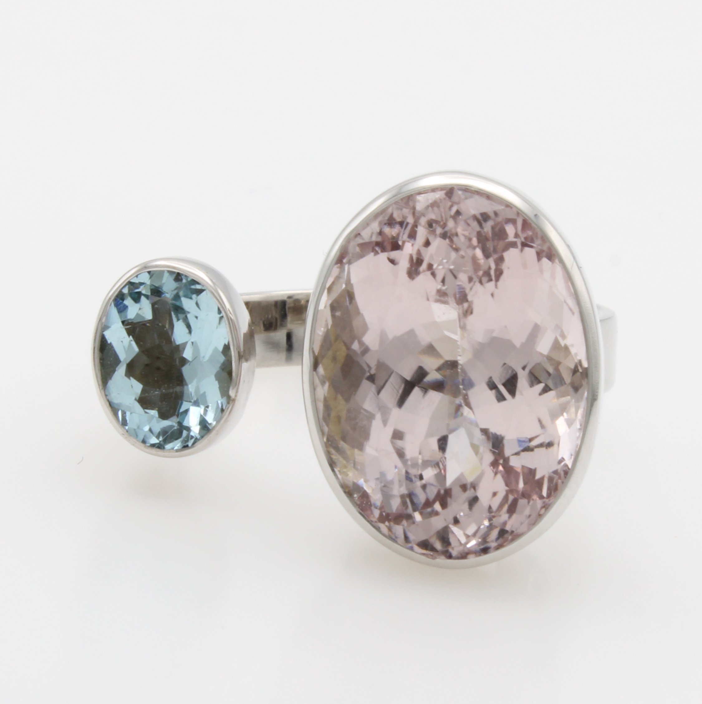 Image 26998689 - Ring mit Farbsteinen, WG 585/000, ovaler Morganit ca. 10.4 ct, ovaler Aquam. ca. 0.95 ...
