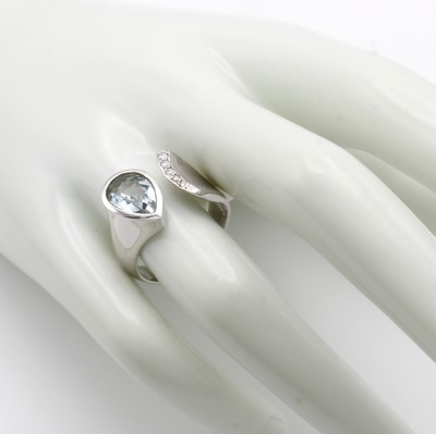 26998670b - Ring mit Aquamarin und Brillanten, WG 585/ 000, Aquamarintropfen ca. 2.4 ct, Brill. zus. ...