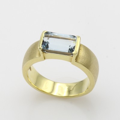 26998672a - Ring mit Aquamarin, GG 585/000, Aquam. im Baguetteschl. ca. 2.2 ct, Schiene z.T. matt., ...