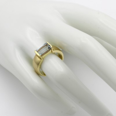 26998672b - Ring mit Aquamarin, GG 585/000, Aquam. im Baguetteschl. ca. 2.2 ct, Schiene z.T. matt., ...