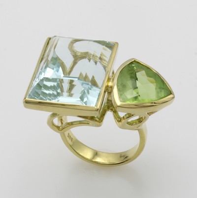 26998688b - Ring mit Farbsteinen, GG 585/000, Aquam. ca. 29.44 ct, Peridot ca. 7 ct, Gesamtgew. ca. ...