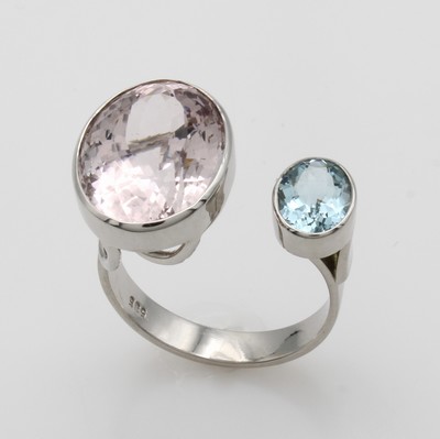 26998689a - Ring mit Farbsteinen, WG 585/000, ovaler Morganit ca. 10.4 ct, ovaler Aquam. ca. 0.95 ...